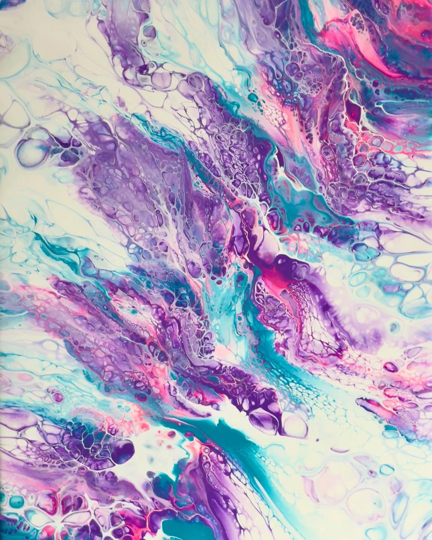 Fl&uuml;ssig flie&szlig;t die Farbe nieder,
tanzt in Mustern, immer wieder.
Sanft vermischt sich Ton um Ton,
Chaos wird zur Komposition.

Zufall malt mit freier Hand,
Wellen, Zellen, Farbverband.
Jeder Guss ein neues Spiel,
Kunst entsteht aus Farben 