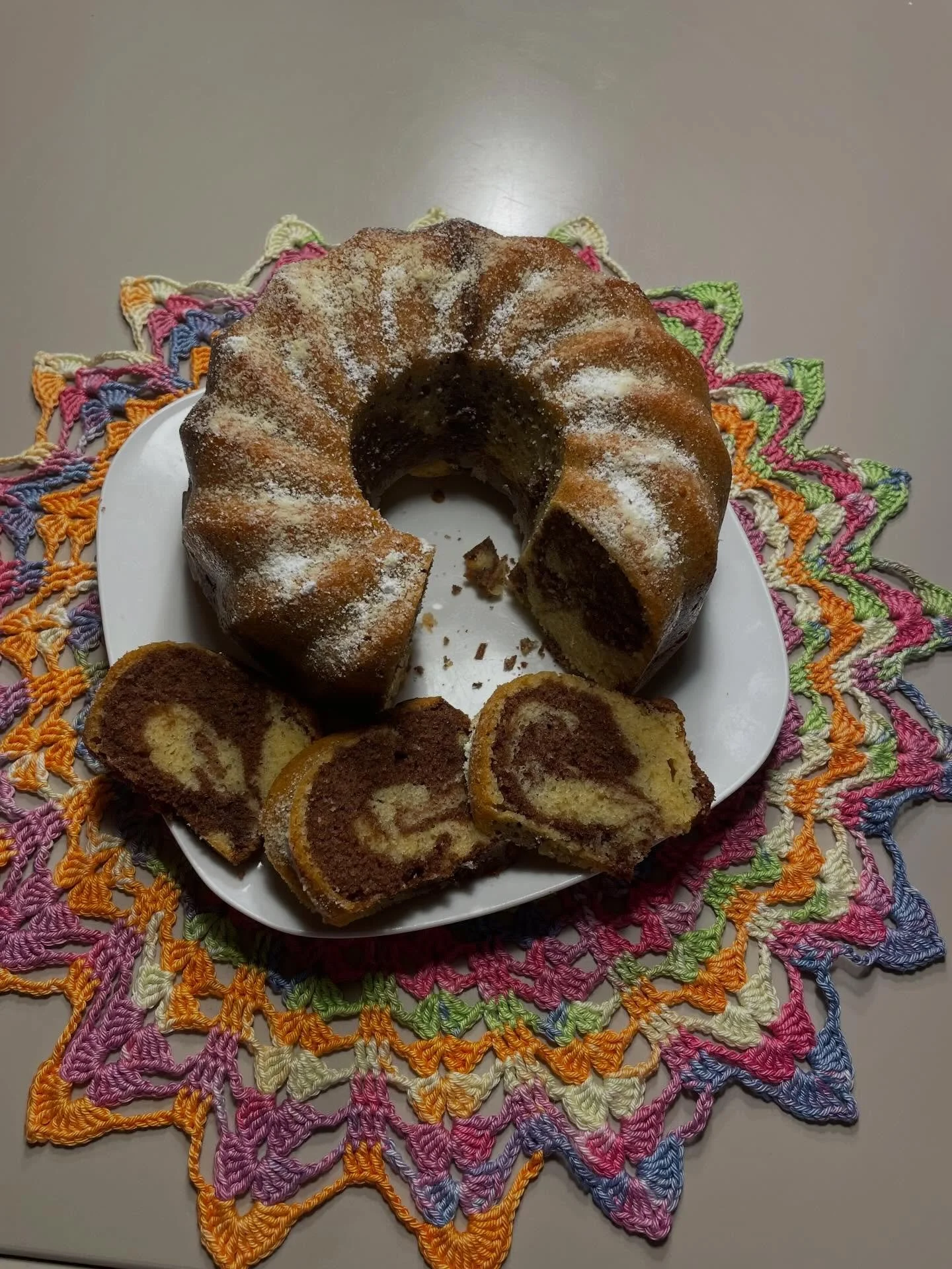 Schnell einen Marmor Gugelhupf gebacken Alfred hat probiert und f&uuml;r sehr gut empfunden 🥧👩&zwj;🍳🧁🐓❤️