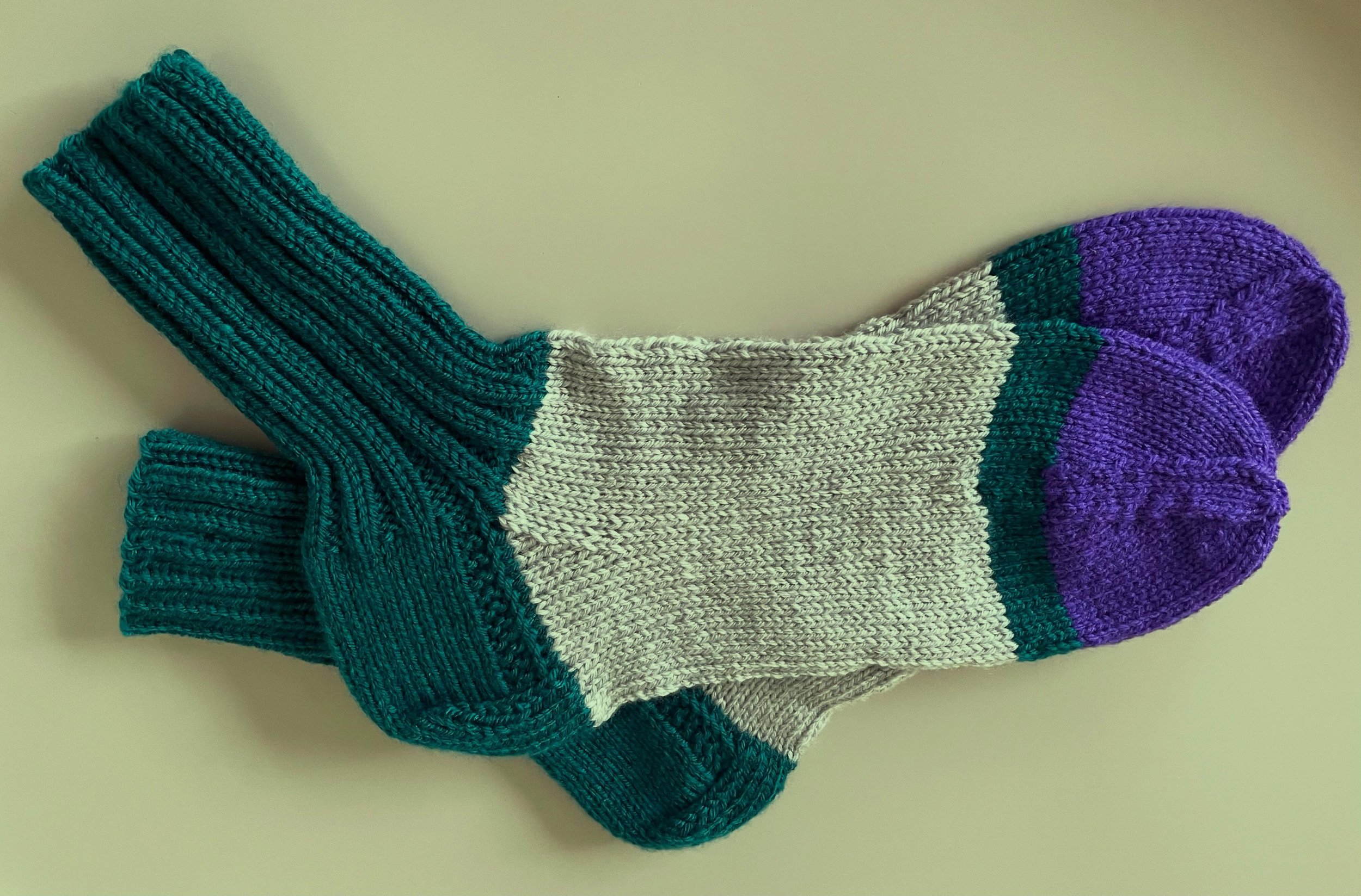 Wieder ein paar Socken f&uuml;r meine Spendekiste f&uuml;r Bed&uuml;rftige Gr 44/45 Restwolle verarbeitet 🧶👌❤️