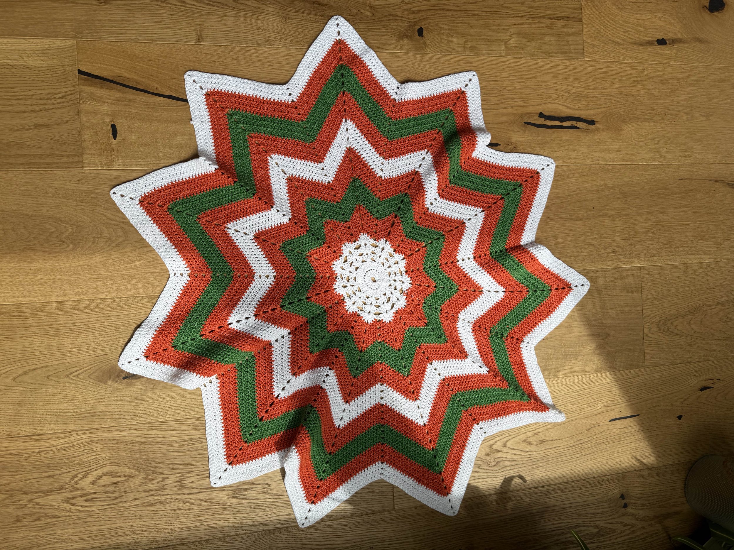 Tischdecke Stern gehäkelt.jpeg