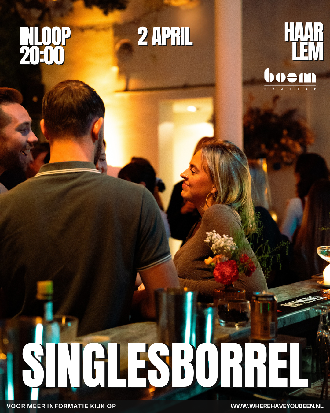 Een groep mensen die genieten van een avondje uit in een gezellige bar, met een vrouw die glimlacht terwijl ze met mannen praat.