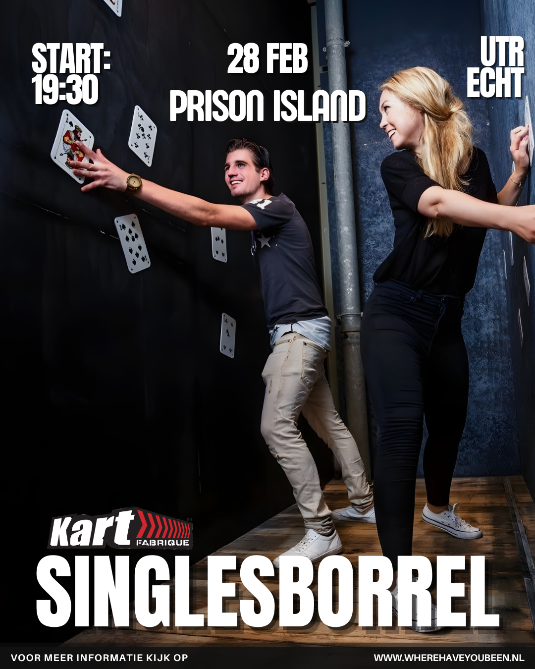 Twee mensen spelen een kaartspel in een escape room, met tekst over een evenement op 28 februari bij Prison Island.