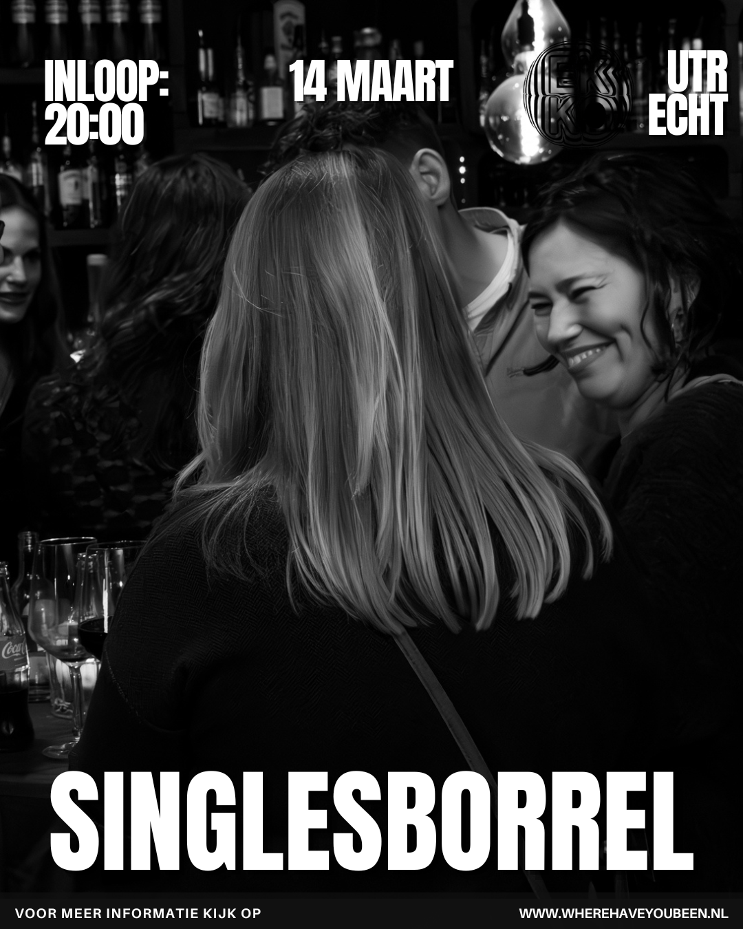 Promotie poster voor singlesborrel op 14 maart om 20:00 uur met een groep vrienden in een bar, zwart-wit foto.