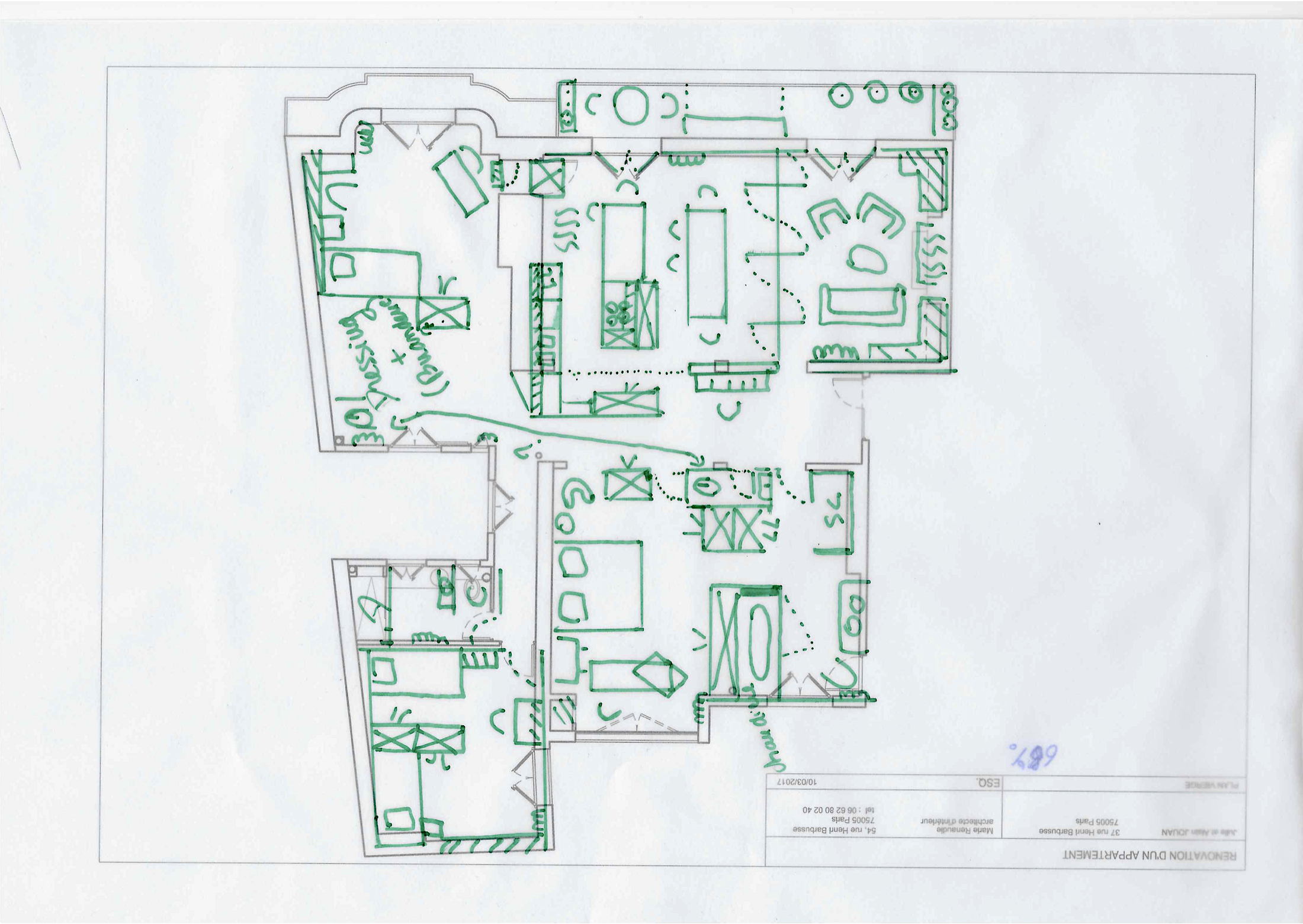 Plan d'une maison avec différentes pièces, meubles et annotations techniques.