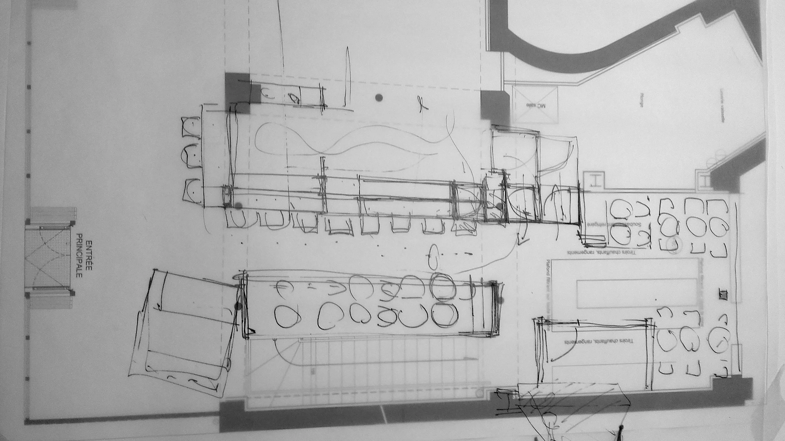 Plan architectural ou conception d'un espace intérieur, incluant des zones avec des meubles, des agencements de chaises, des tables, et des éléments décoratifs.