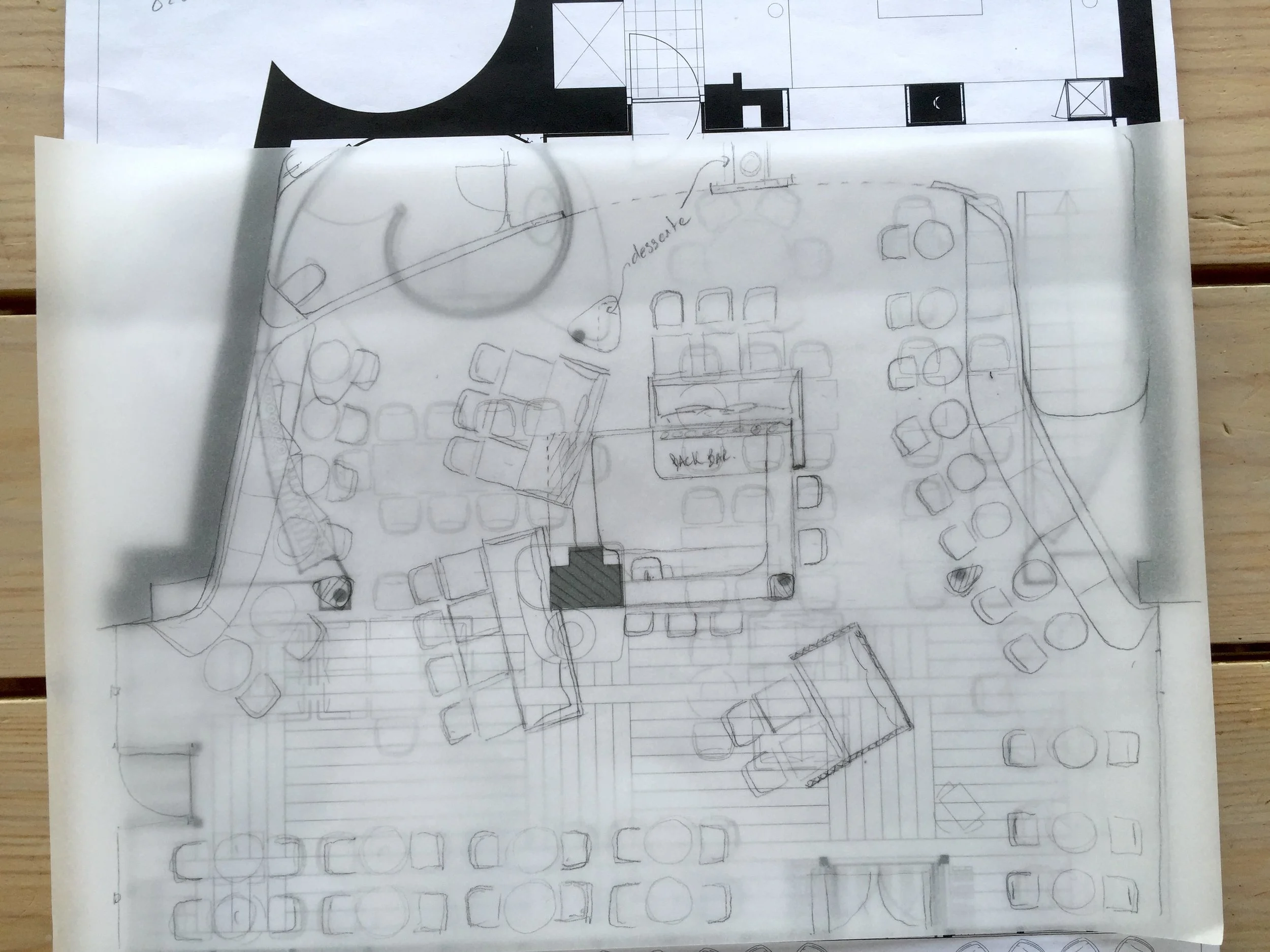 Plan d'agencement intérieur montrant des tables, des chaises, un comptoir bar, et un espace de détente, avec des notes en français.»}