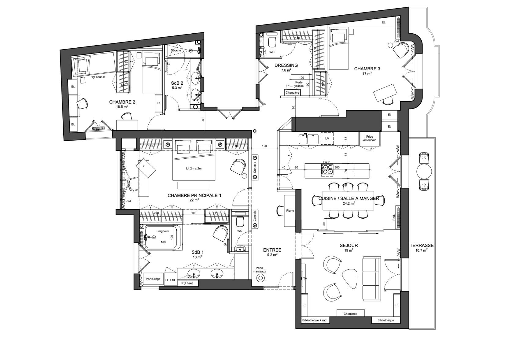 Plan d'une maison avec plusieurs chambres, une cuisine, un séjour, des salles de bains, une terrasse, et des espaces de rangement.