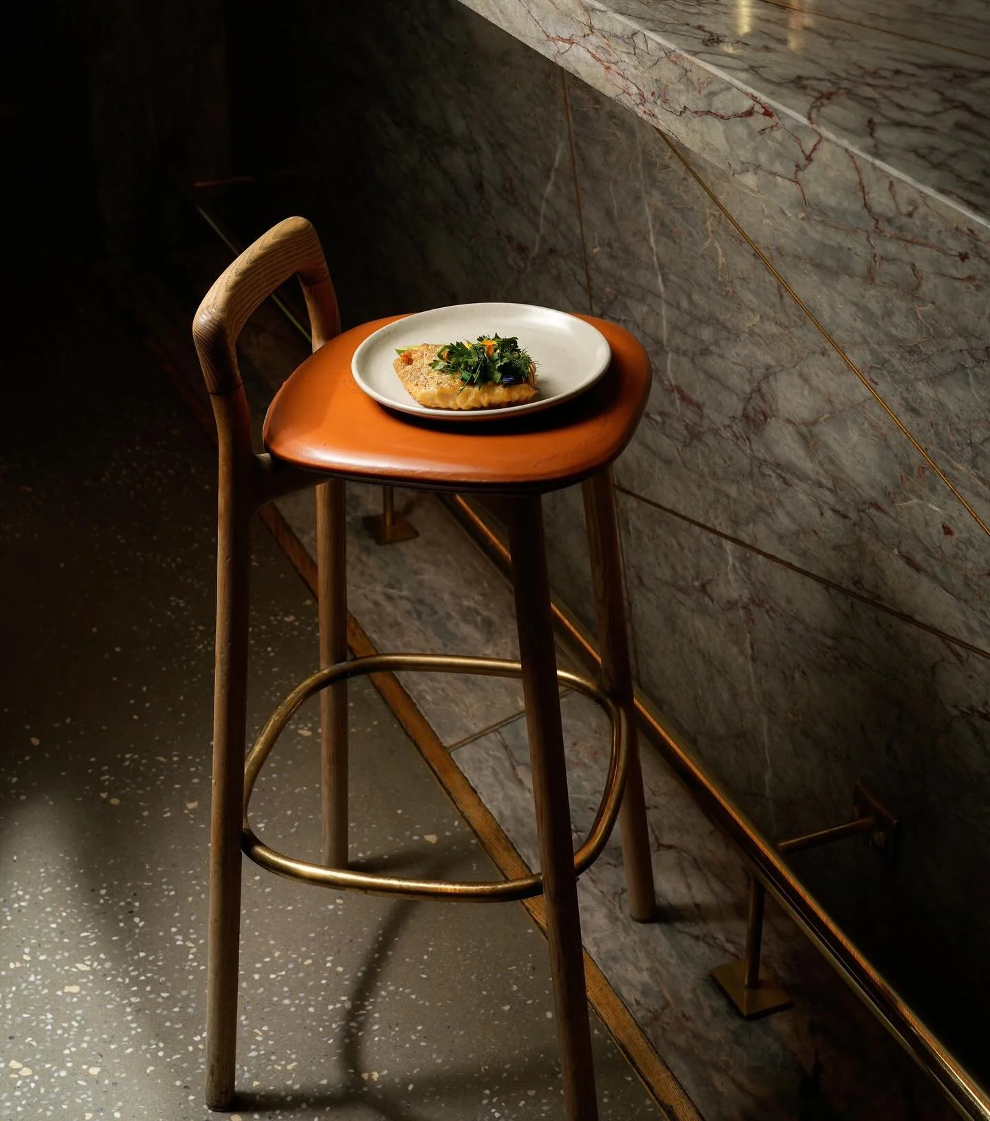 Chaise de bar restaurant parisien.jpg