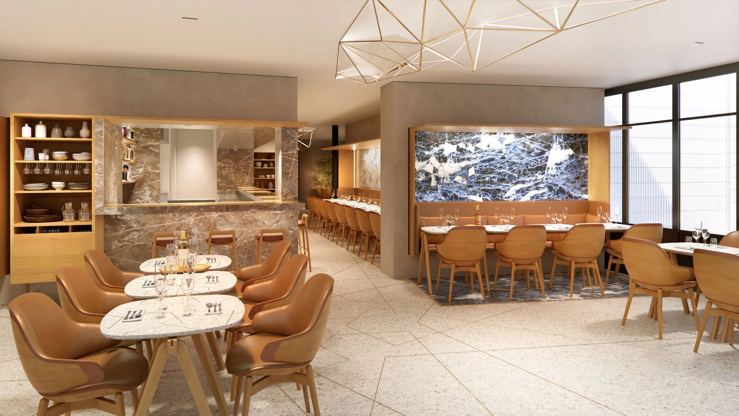 Intérieur d'un restaurant moderne avec tables en marbre, chaises en bois et mur en marbre avec éclairage naturel.