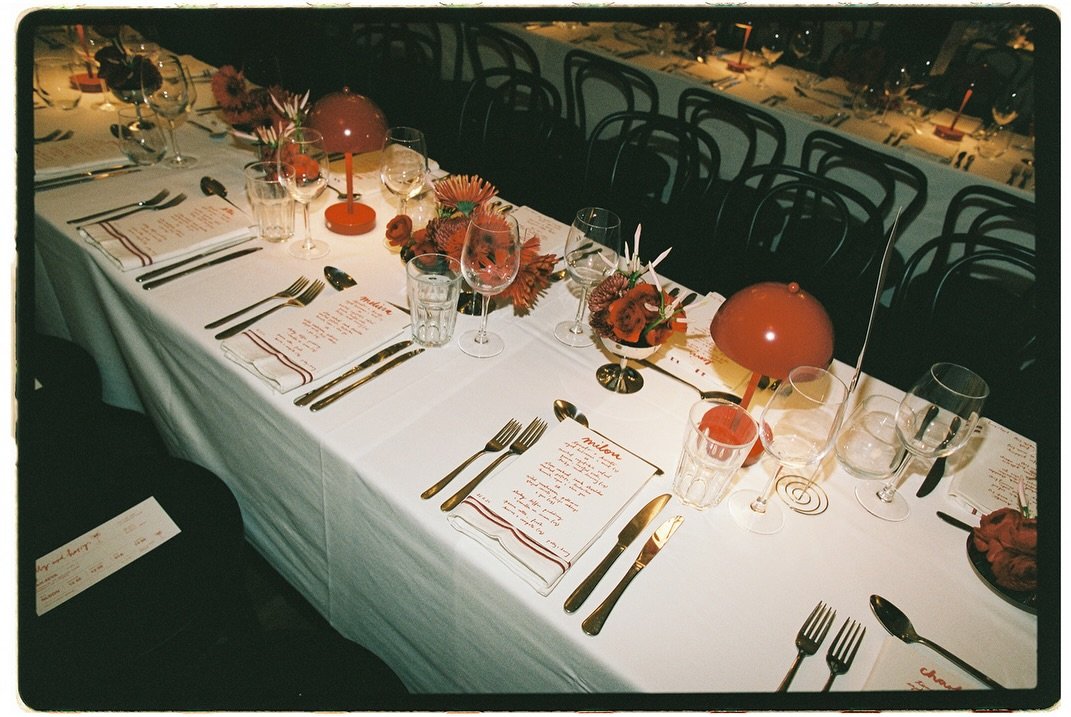 Polly &amp; Harry ❣️ hand written placecard menus for dinner for this stylish pair&rsquo;s wedding breakfast, and a table plan to match. The perfect added detail to the beautiful tablescapes by queen @byleilagodfrey and flowers by @fionafleurstudio &