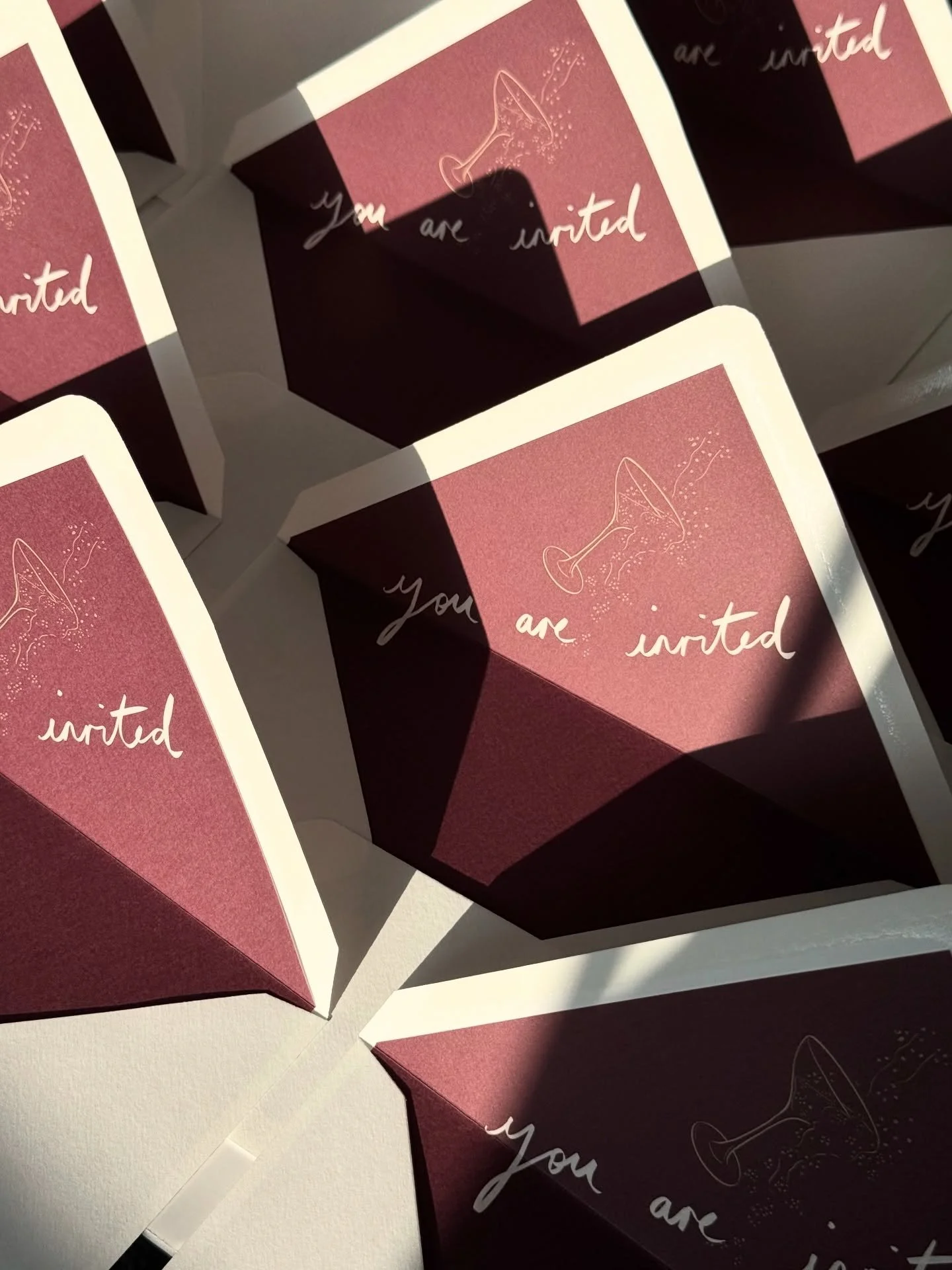 Envelope liner detailing 🥂 envelope liners are a perfect and fun way to elevate your invitations and bring an extra pop of detail and colour to your suite 🤍

.
.
Custom bespoke wedding stationery stationary invitations invites bride 2026 2027 luxur