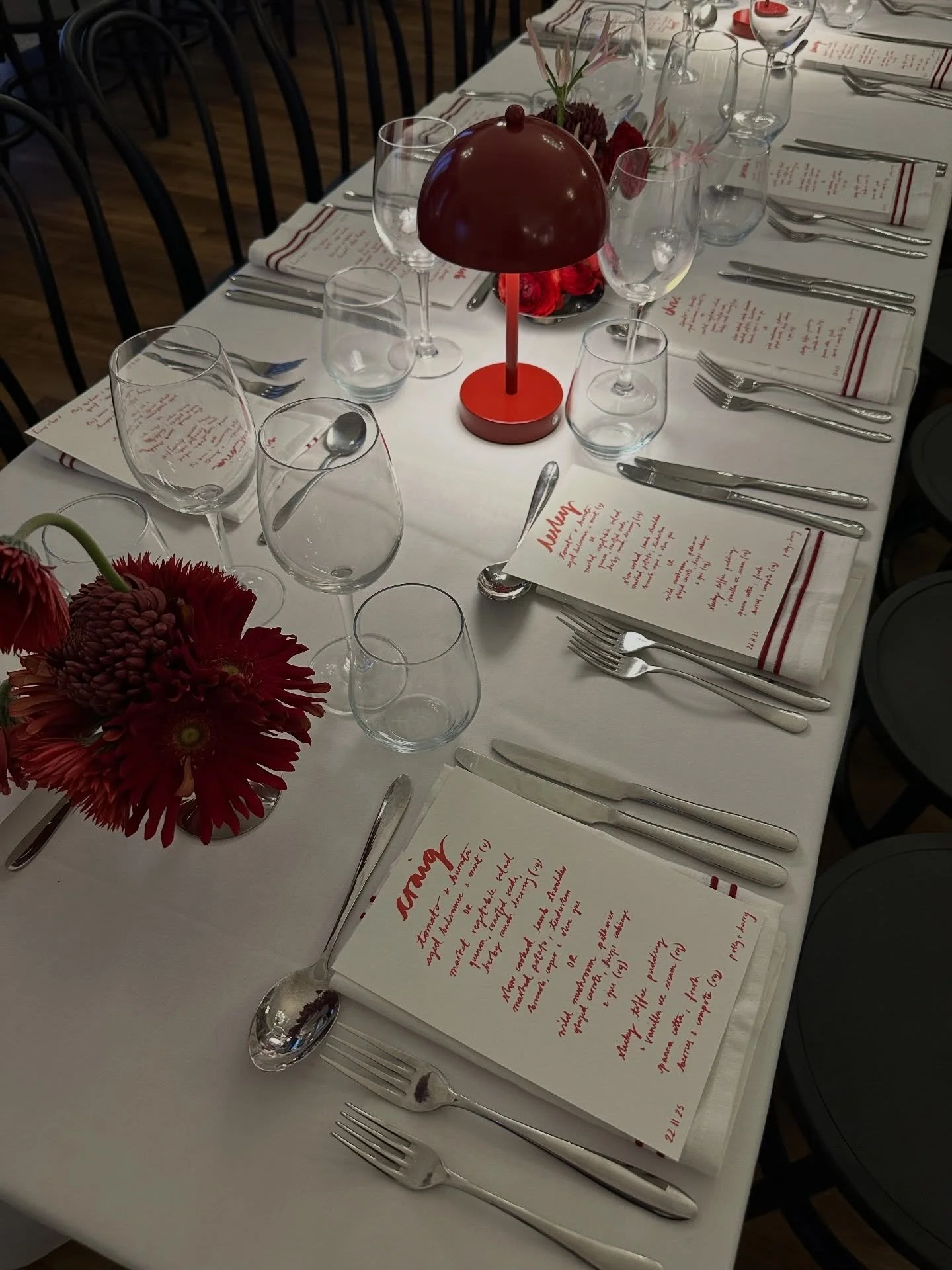 Throwing back to these beautiful tables featuring personalised menus last year for @pollyvnewman&rsquo;s wedding ❣️ photos &amp; videos by @andthencontent, tables by @byleilagodfrey and flowers by @fionafleurstudio 🏹🤍

.
.

Luxury wedding bespoke c