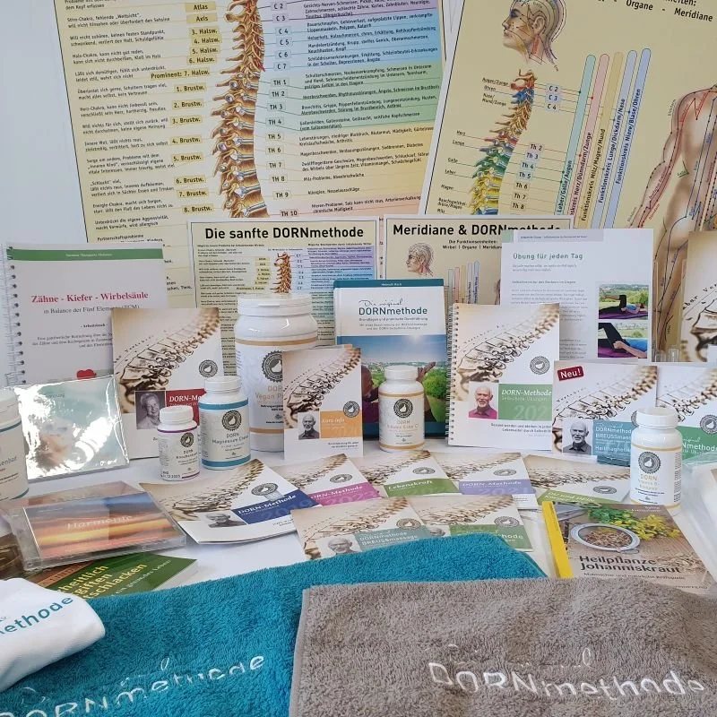 Das Sortiment des DORNshops mit dem Fachbuch, vielen Schriftenheften, Wirbelsäulenpostern, CDs, Vitalstoffen und Textilien