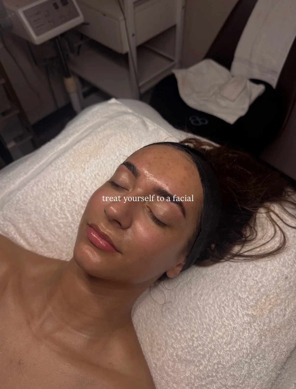 because sometimes you just need a moment to slow down&hellip; to rest, reset, and let someone take care of you! ✨💌💞

#facial #beautybar #murfreesboro #nashville