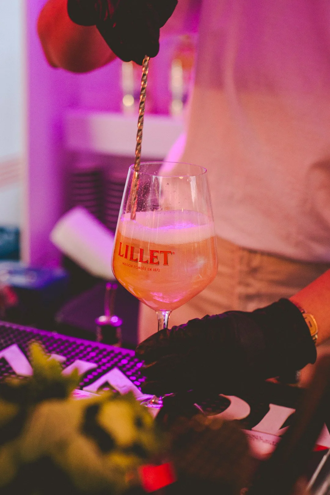Bar in welcher ein Aperitif in Weinglas zubereitet wird.