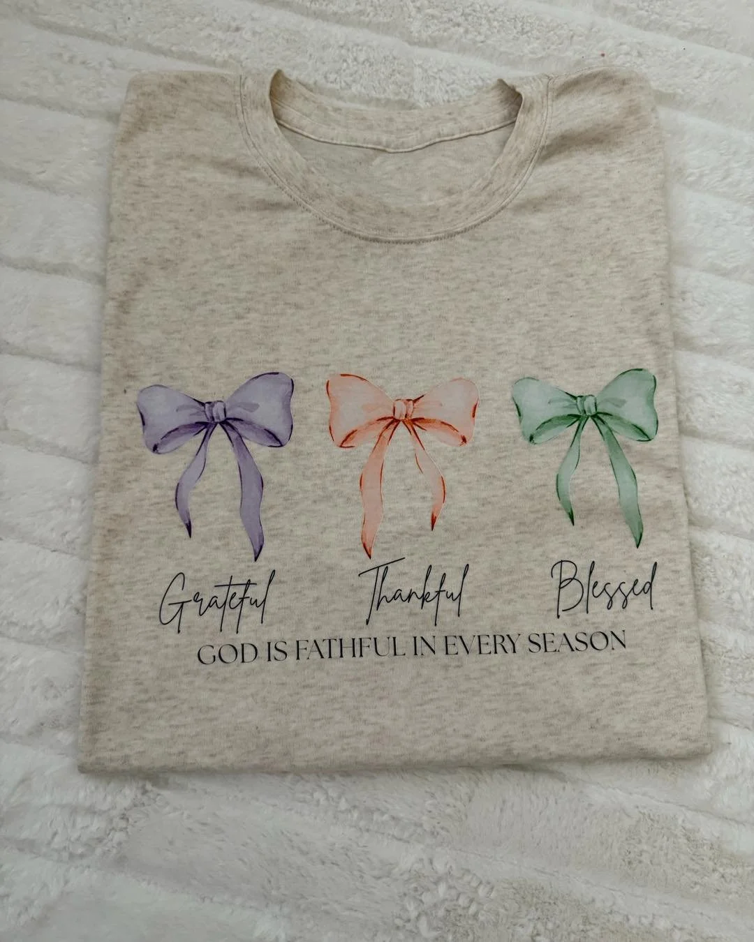 ✨ Introducing the Grateful Thankful Blessed Bows Tee ✨
Sweet bows, timeless words, and a reminder that God is faithful in every season. 🍂💛 
A cozy statement piece to wear with gratitude year-round.
Now live at Raindrop Co. 🌧️🤍
https://www.therain