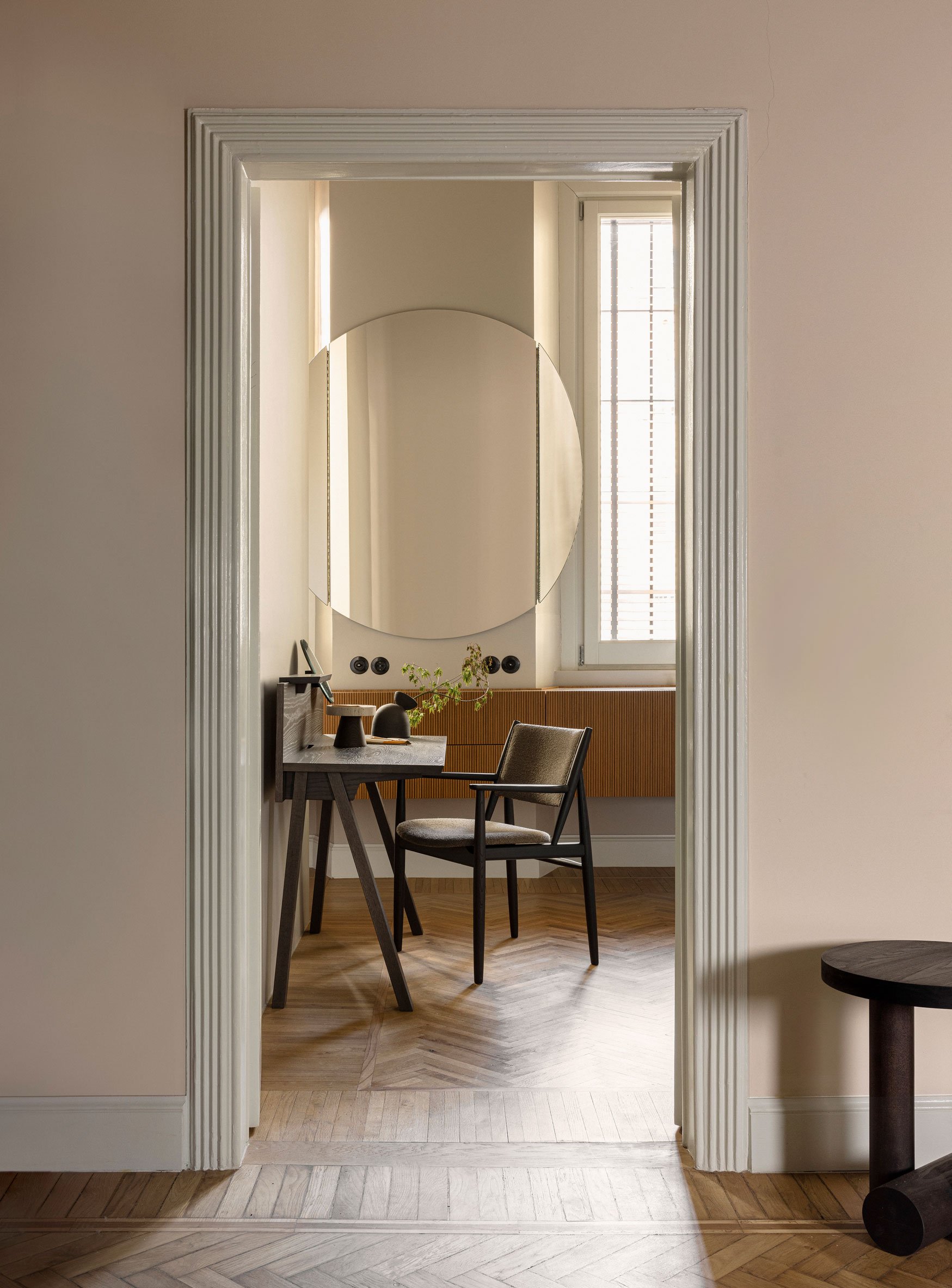 Ariake_Milan2023_SUMMIT-DINING-CHAIR_SAGYO-DESK-1.jpg