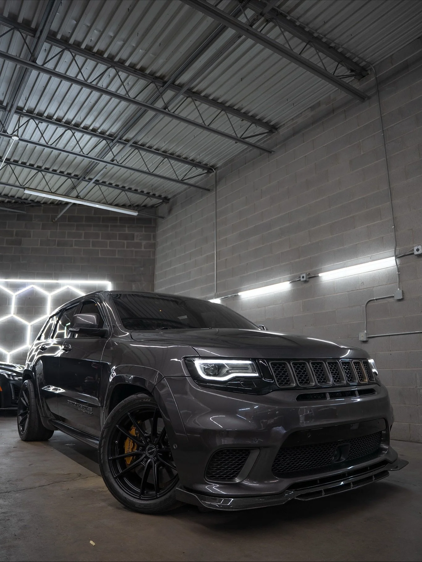 Gave our shop Trackhawk a more aggressive new look 💪 We painted the calipers metallic gold, replacing the old yellow for a bold, high-performance finish that demands attention. Every detail counts when it comes to standing out on and off the track ?