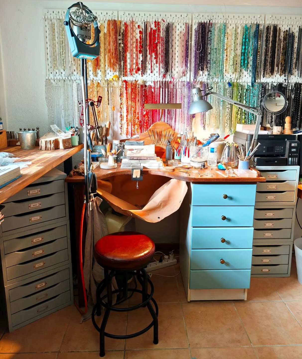 ✨ A new space&hellip; ✨
After 25 years of creating jewellery 'sometimes' &amp; part-time,.... I finally get to dive in fully. 

Here&rsquo;s a peek at my little atelier corner &mdash; a rainbow of gemstones, drawers of tools and treasures, who doesn'
