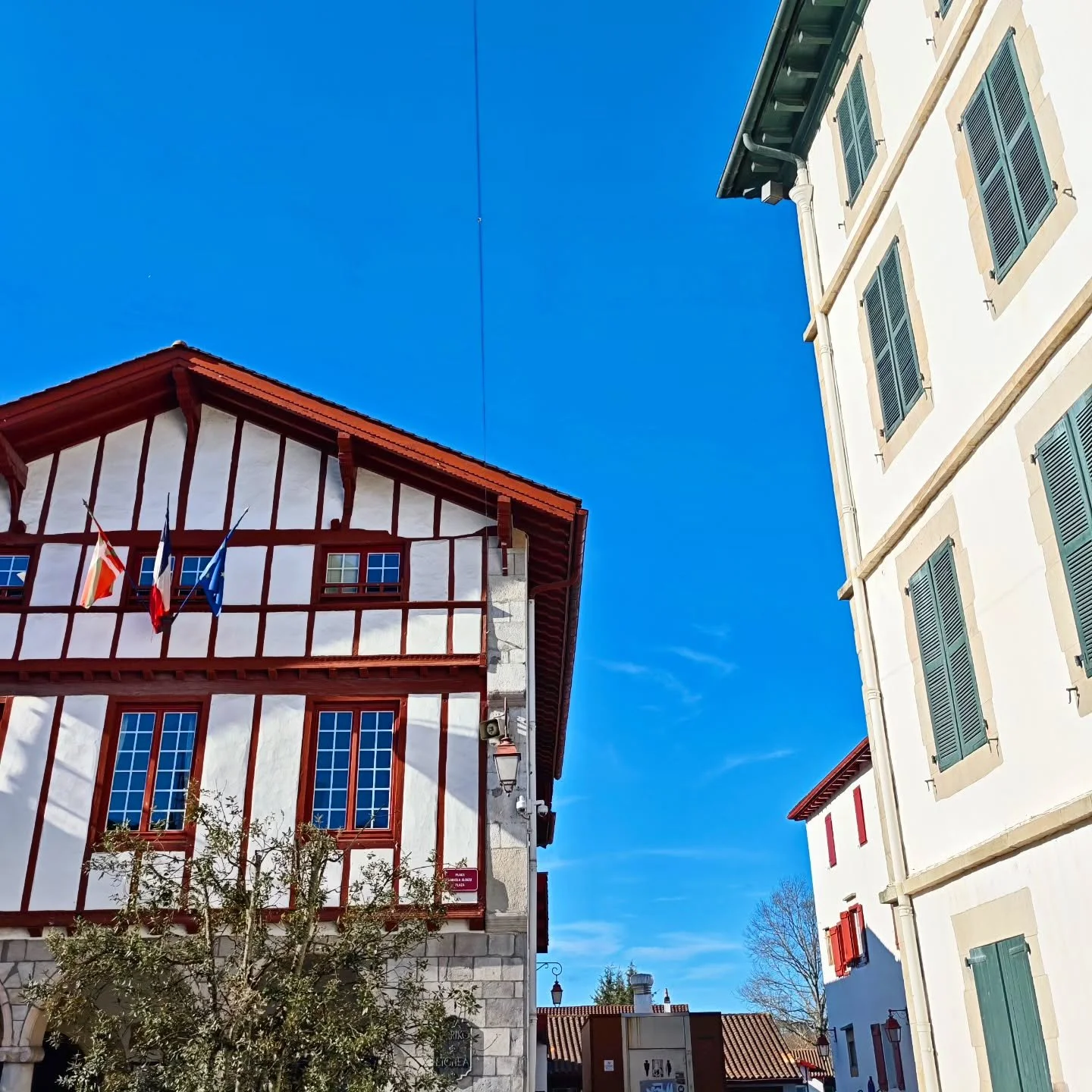 A welcome little wander 👣 into town to meet a customer that contacted me this morning 🤗

 La vie est belle 🌻 

( The building on the left is our Mayor's office where I was married 11 years ago last Friday) 

@urrugne_urruna
#madeinurrugne
#silverj