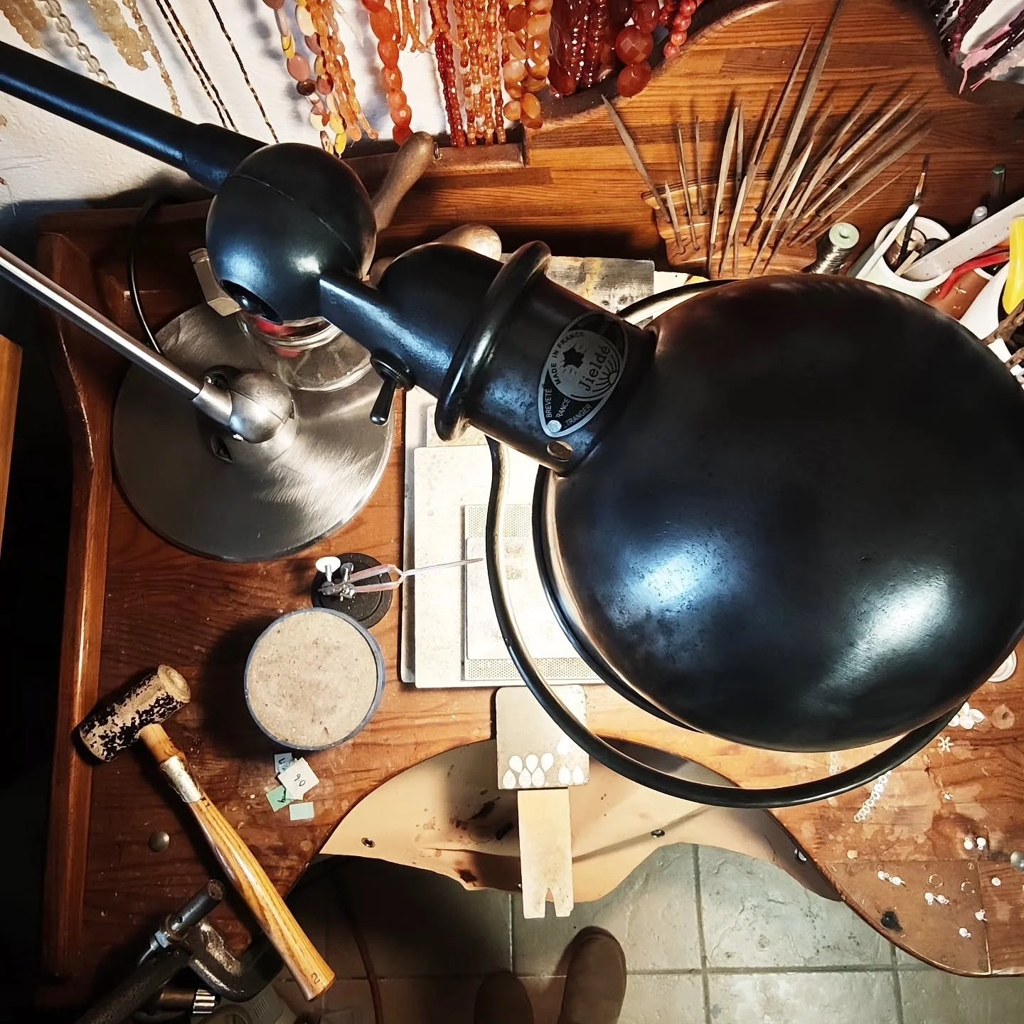 My lovely #jieldelamp  has settled into its new nook 😊. 
I will be away for a quick zoom around London this coming weekend.  What would you do if you were there for just one day? 🤨😆