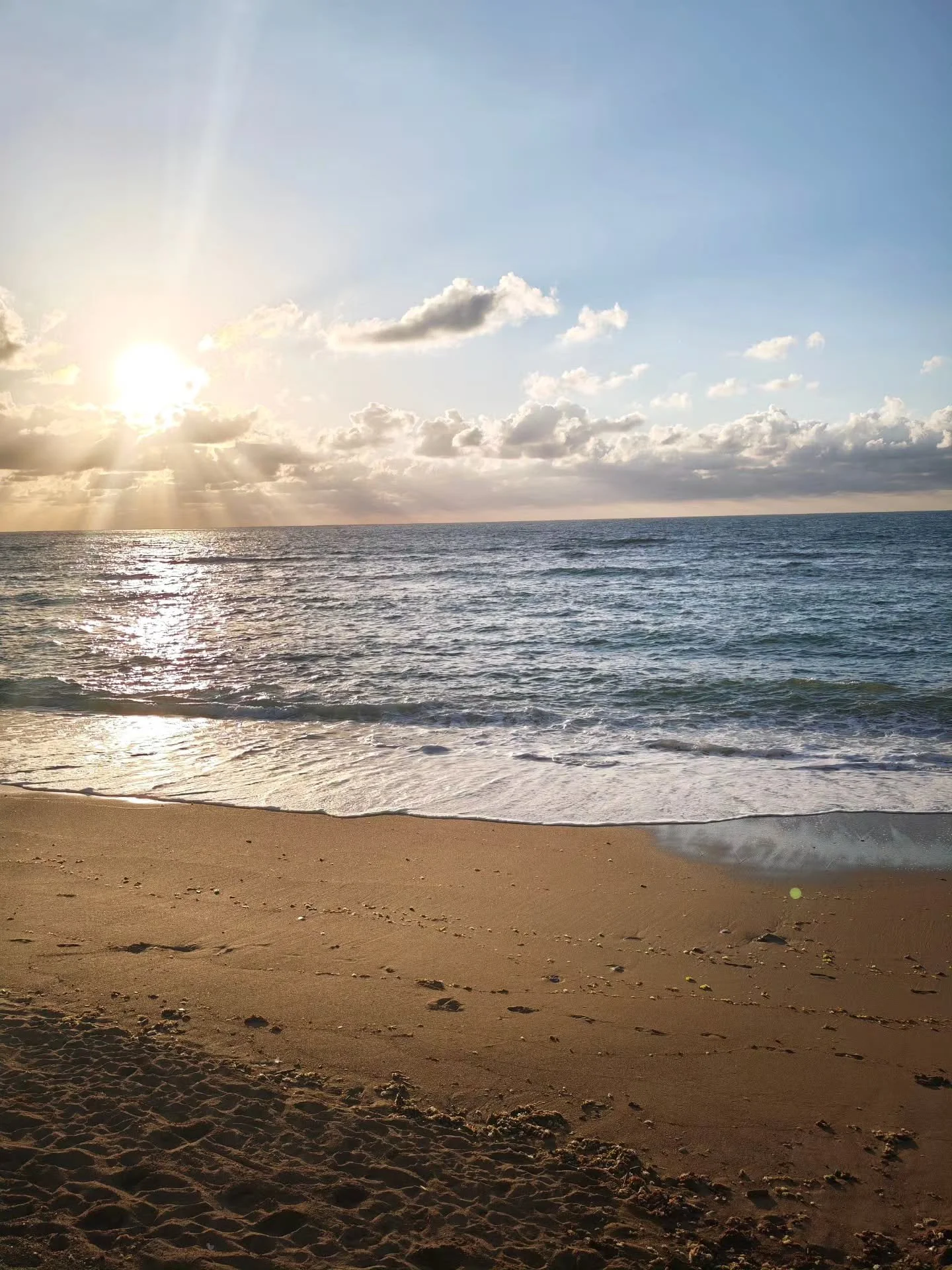 A rare moment the other evening with an almost empty beach... my favourite kind. 🤍
Summer is just starting to find its rhythm here, and before long the beaches will be buzzing with tourists and locals, all chasing sunshine and a cooling dip in the o