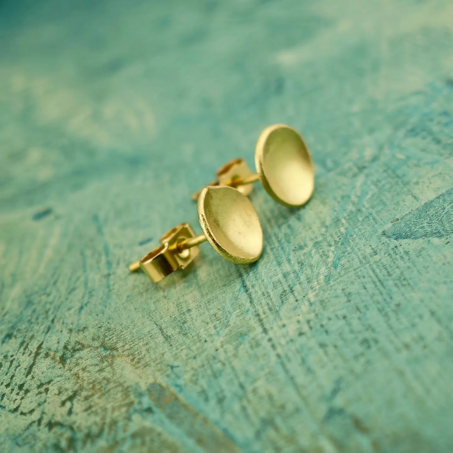 18ct 🟡 gold dome earrings.  So warm and buttery, and with a satin finish, they have such a warm glow 🌟 

Small studs to keep forever.

#goldjewellery 
#handmadejewelry 
#sallydelasteyriejewellery 
#madeinfrance🇫🇷 
#goldstuddearrings