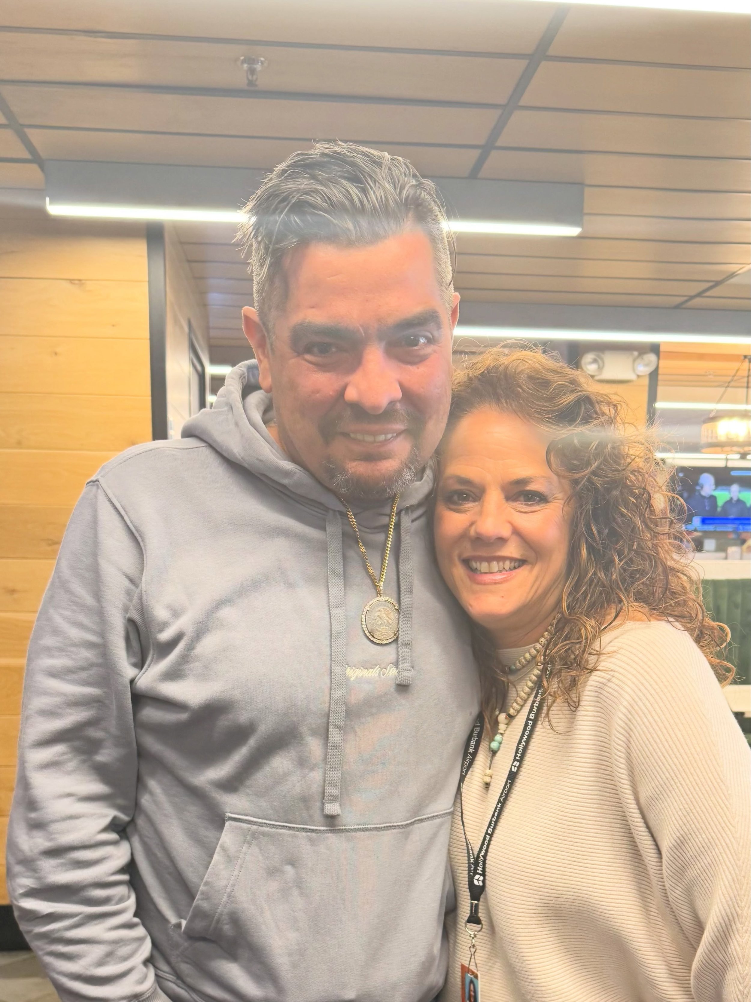 What an incredible honor meeting Chef Aar&oacute;n S&aacute;nchez at Diane&rsquo;s Backyard Bar &amp; Eats yesterday 🥹🫪🤯&hellip; 

I&rsquo;m not going to lie&hellip; I was completely giddy and Chef Sanchez was so incredibly kind fand so fun! 

He 