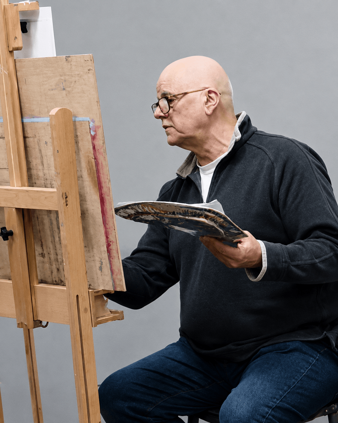 Andrew Bowers painting at an easel during an acrylic art workshop in Yorkshire