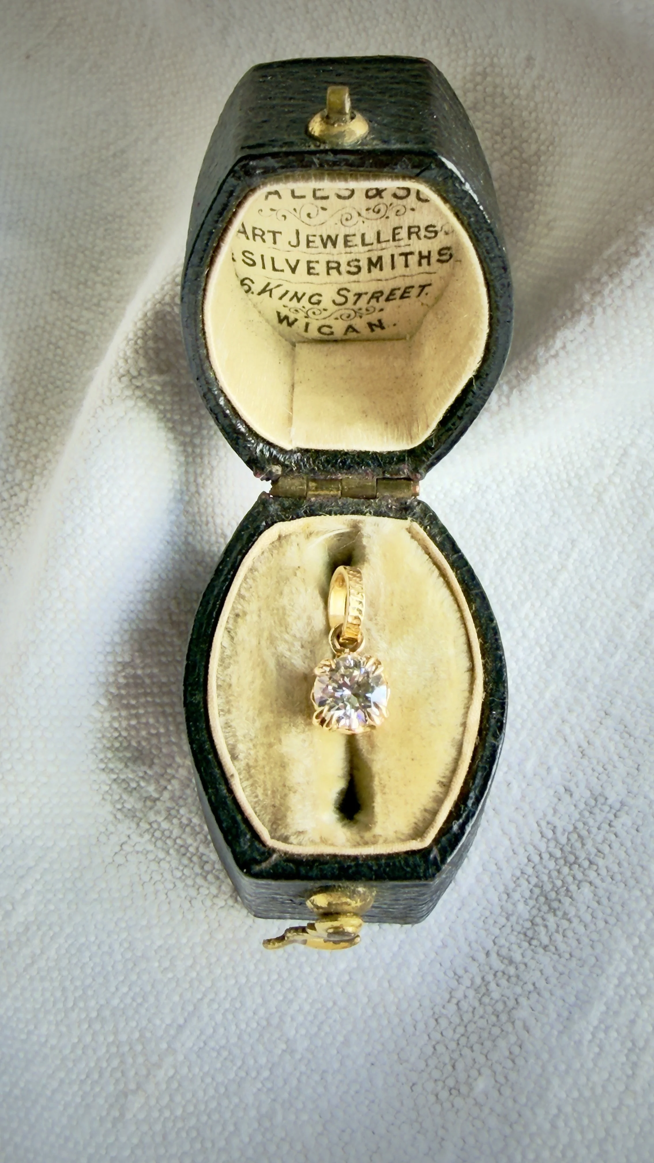 Vintage Diamond Solitaire Pendant Ingrid in 18k