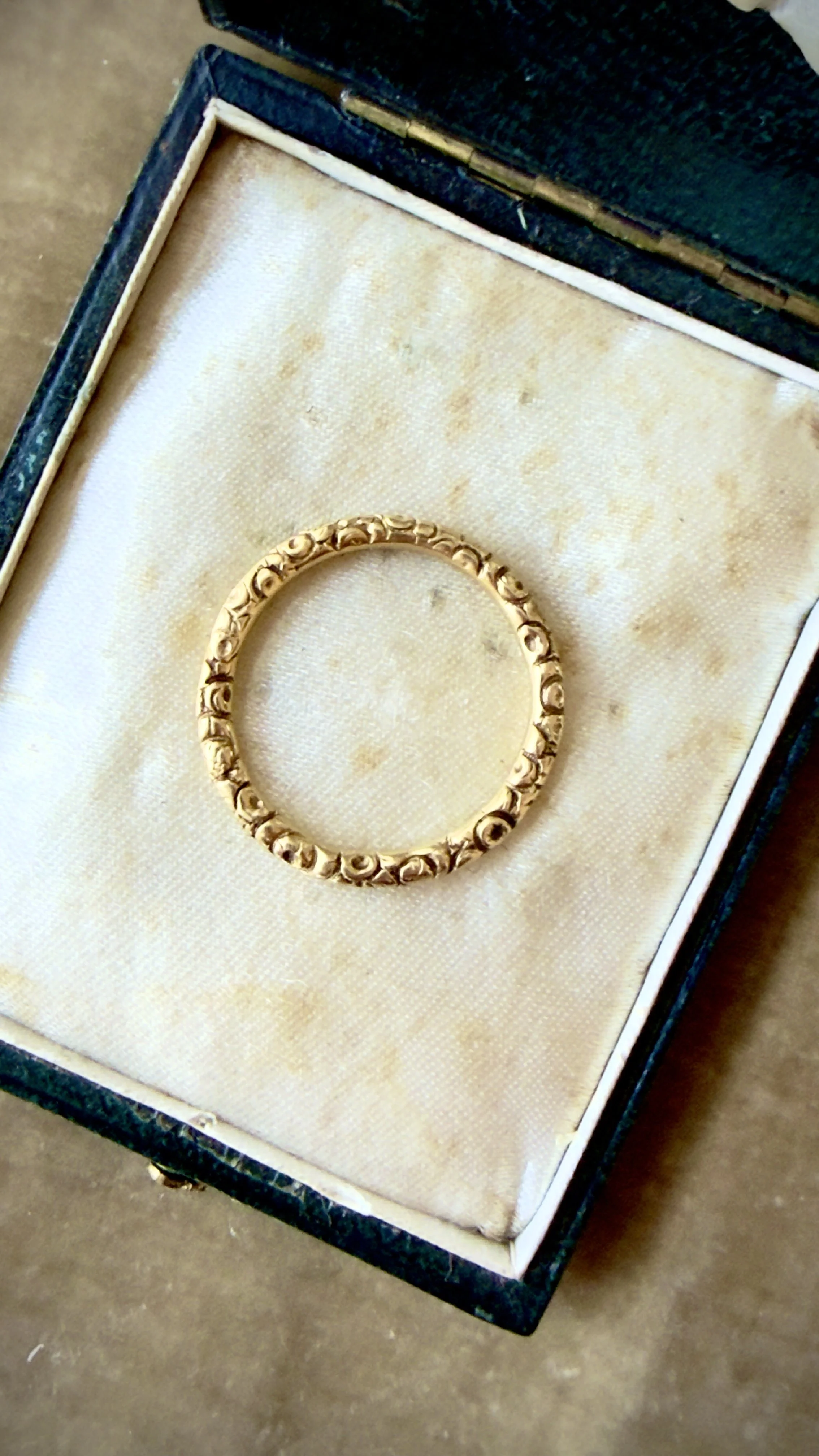 English Georgian Hand Chased 15ct Split Ring