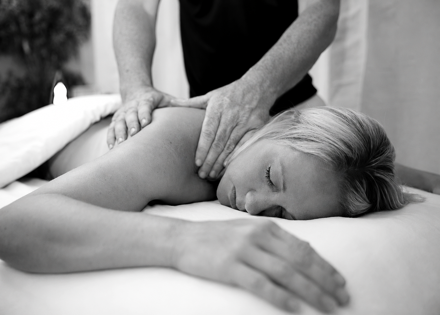 Therapeutic massage focused on the upper back and shoulder in Las Vegas