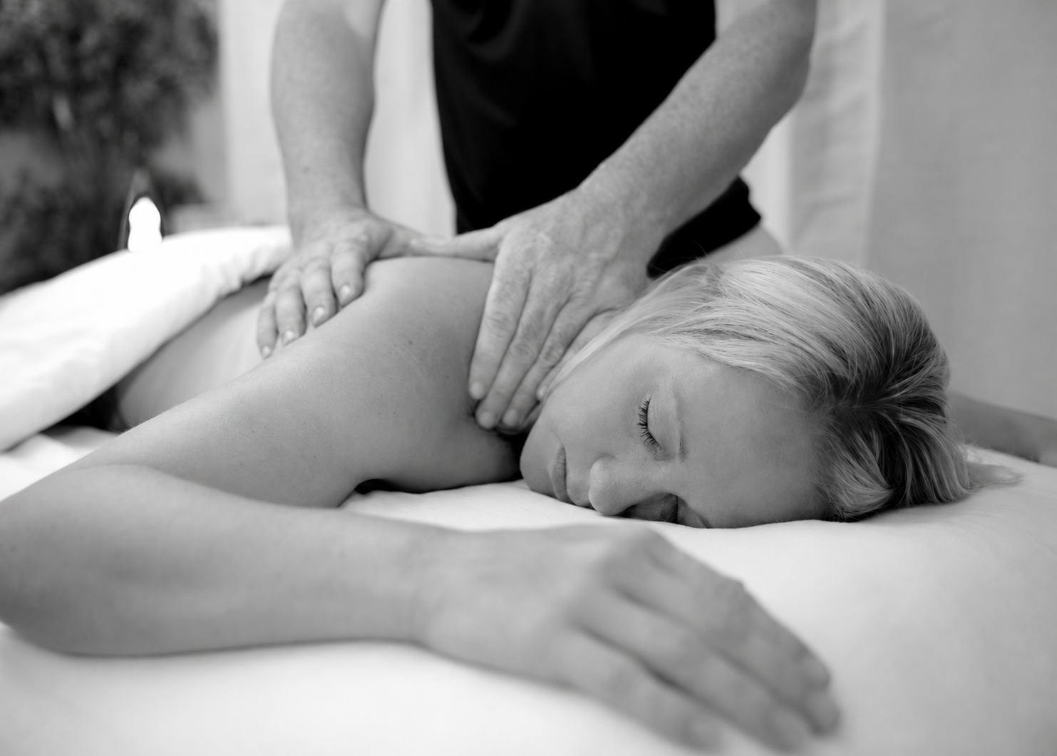 Personalized massage focused on the upper back and shoulder.