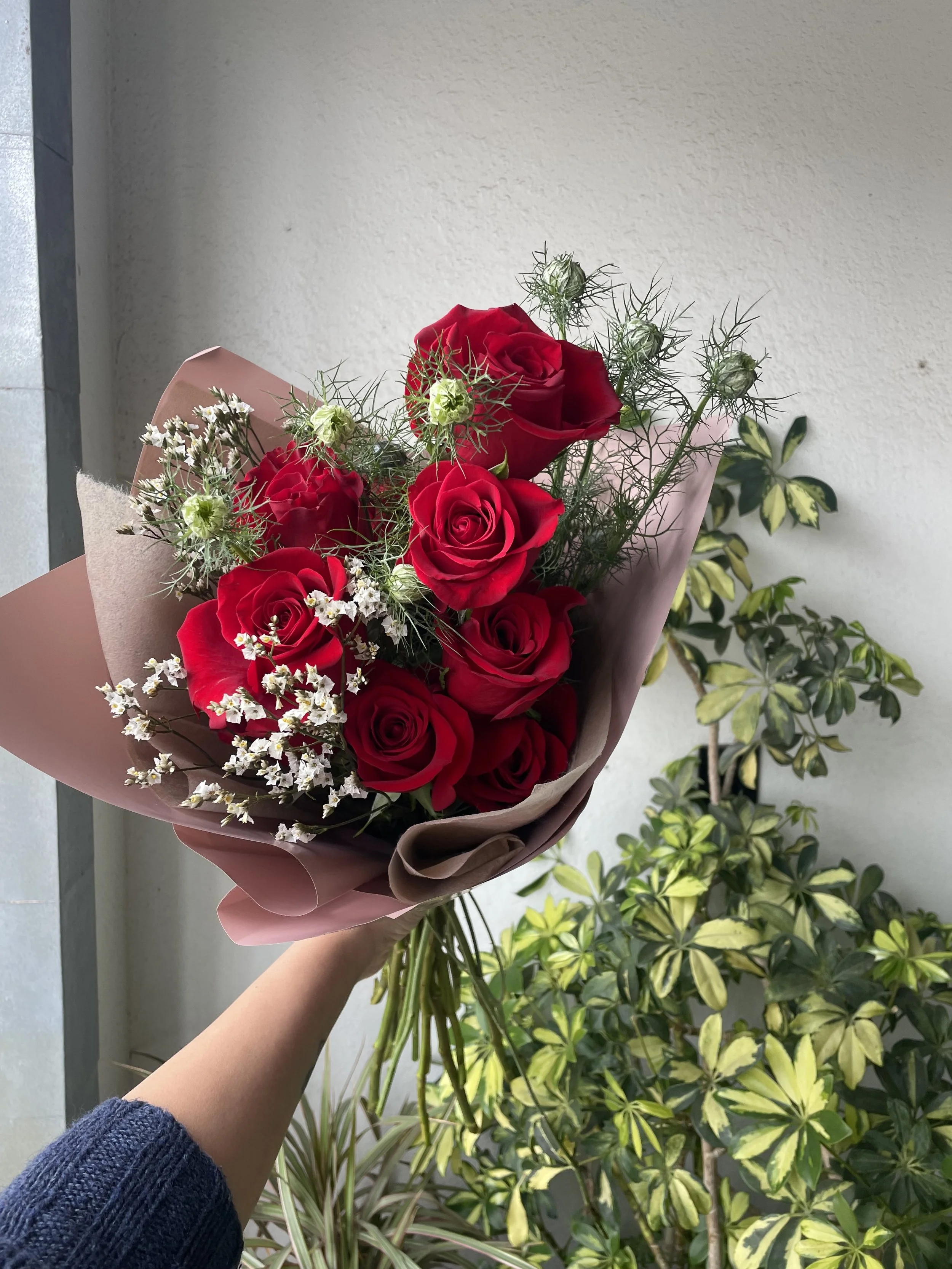 doz roses bouquet .jpg