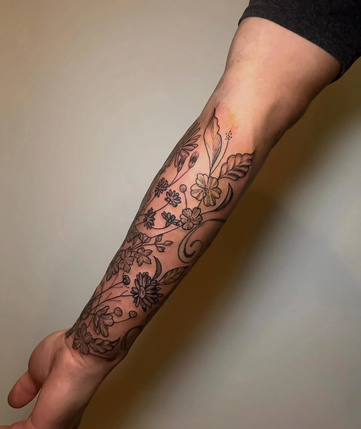 A gorgeous floral rework piece done by @nimimatattoo in the studio recently😻 She has some availability in January so use the link in her bio to book your next tattoo with her now!