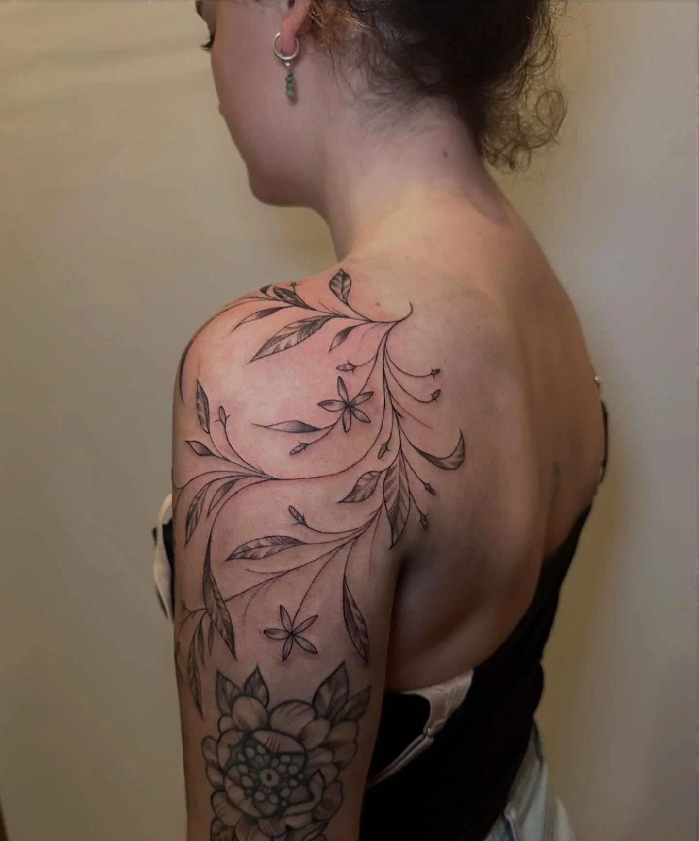 A gorgeous vine piece done in the shop last week by @nimimatattoo !! Our artists books are open for the new year and you can schedule your next tattoo using the link in our bio 🌺🌷🌻🍀🐸🌿💧