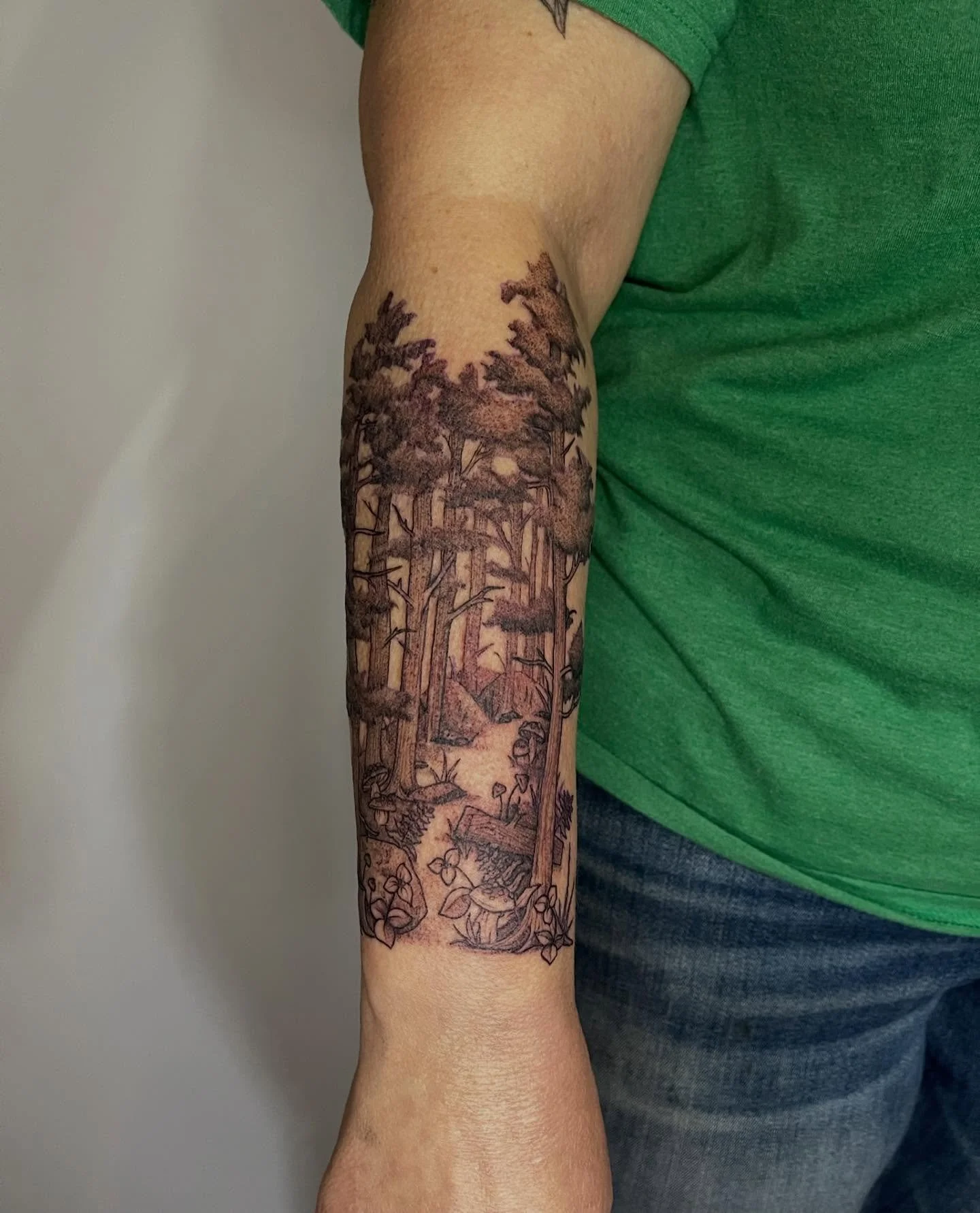 A gorgeous forearm forest piece done by @dv_artt !! Happy new year everyone here&rsquo;s to all the possibilities 2026 can bring🌳🌴🏕️🪾💐🌷🍀🌼