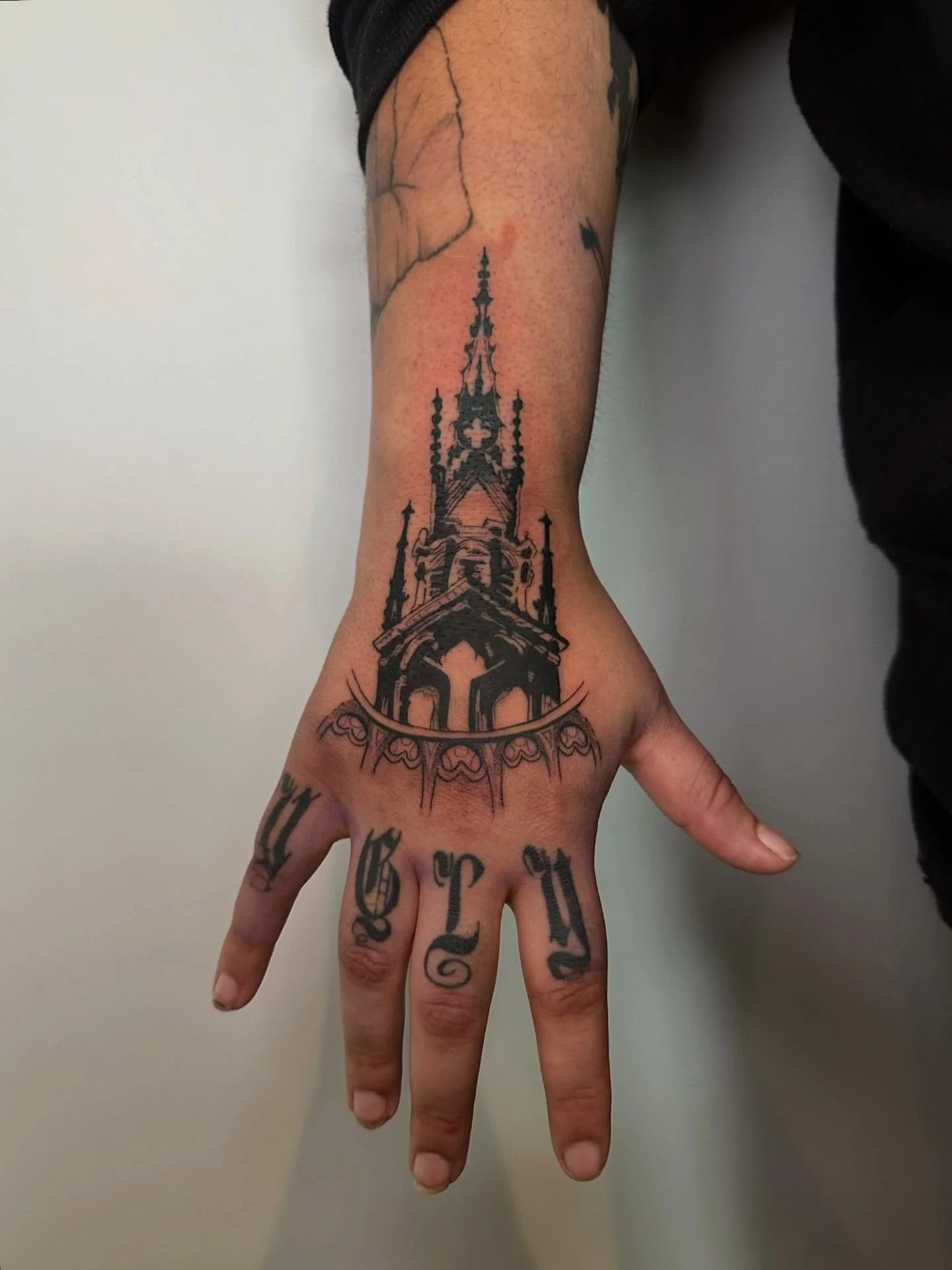 GORGEOUS castle hand piece done by @nimimatattoo in the studio last week😍 also healed lettering on the knuckles from last year also done by Nia! if you don&rsquo;t already have your next tattoo appointment booked with her, DO IT NOW!! Her february b
