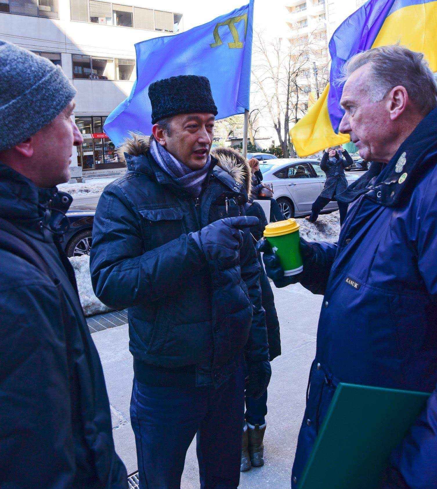 Protesters display messages calling for justice and the release of detained Crimean Tatars.