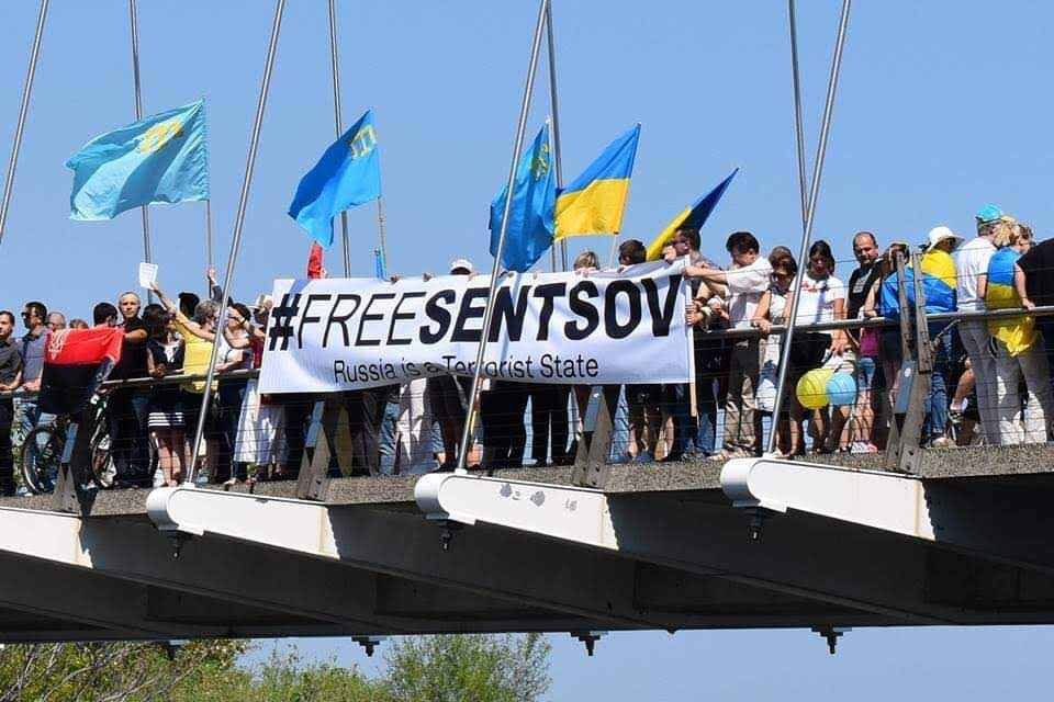 Participants gathered on the Humber Bay Arch Bridge, waving Ukrainian and Crimean Tatar flags in a powerful call to free Oleg Sentsov.