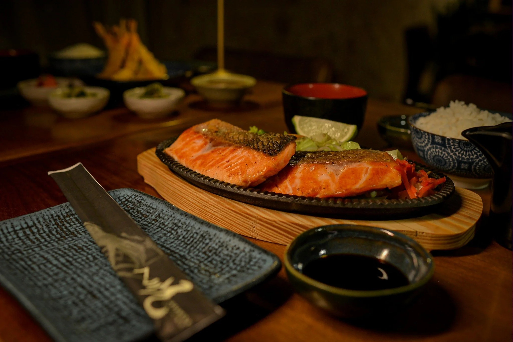 Teppan de salm&atilde;o servido no ponto, com sabor que fala por si. A pedida certa para hoje. 🥢