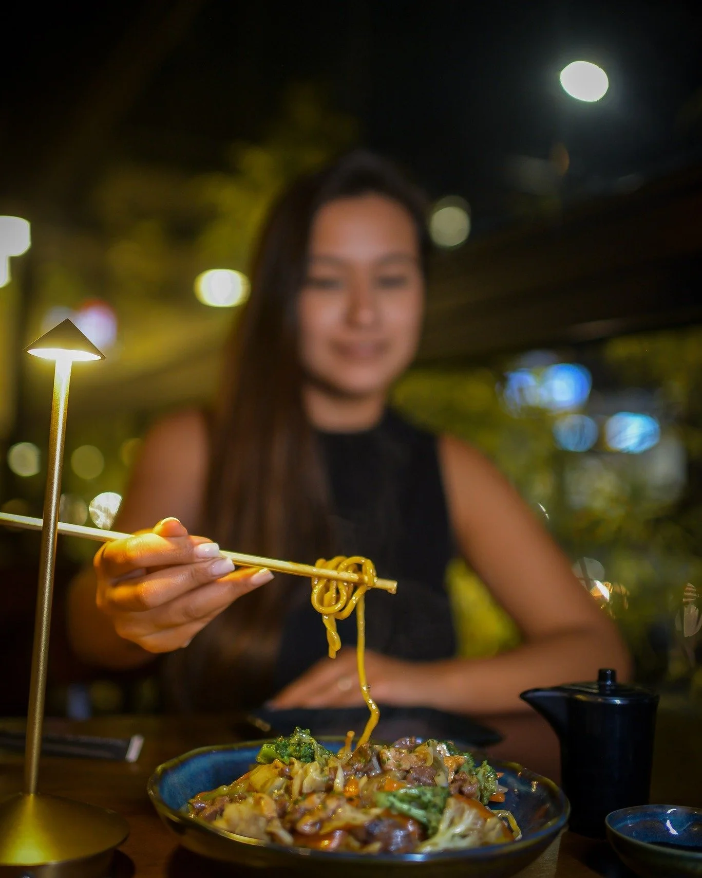 Domingo &agrave; noite combina com conforto. Vem de yakisoba no Nii.
