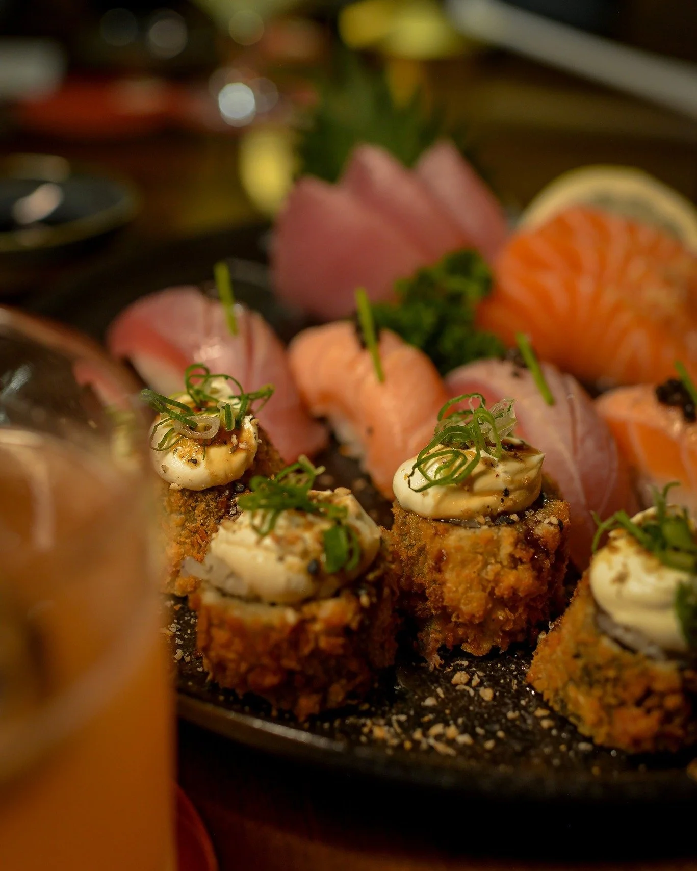 Cl&aacute;ssico, queridinho e irresist&iacute;vel. O Hot Roll do Nii te espera e &eacute; parada obrigat&oacute;ria por aqui. Crocante por fora e cremoso por dentro, experimente voc&ecirc; mesmo e sinta a sensa&ccedil;&atilde;o.