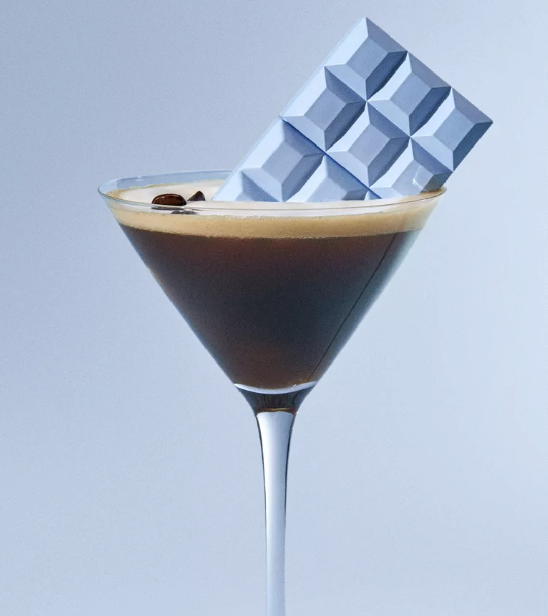 Sweet Tooth Espresso by Sabrina Carpenter – blue chocolate bar-shaped bottle in espresso martini glass, Coffee Break trend by WSSC