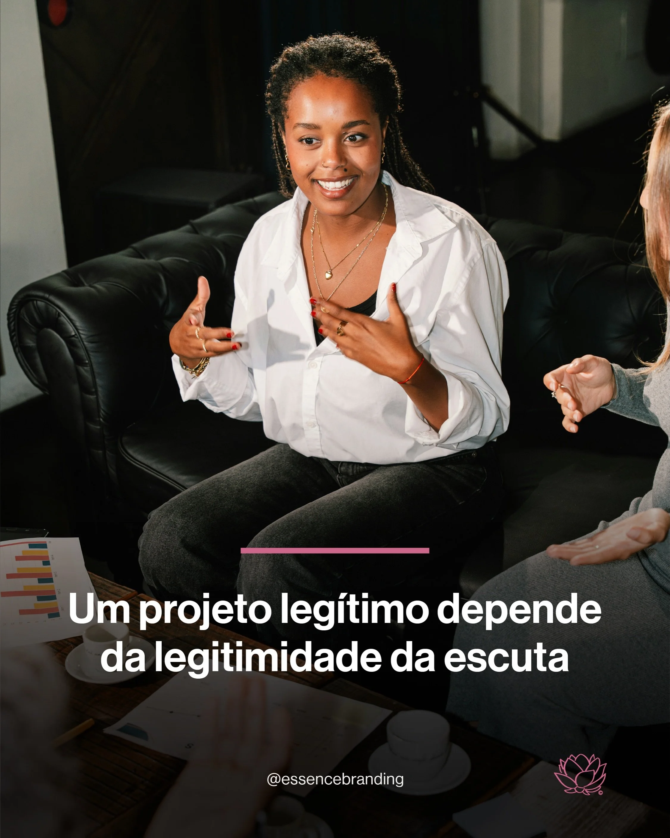 A escuta &eacute; parte essencial da pesquisa de quem busca representar com legitimidade. Ouvir e incluir quem vive o contexto do projeto em desenvolvimento n&atilde;o apenas qualifica a tomada de decis&otilde;es, como tamb&eacute;m &eacute; estrat&e