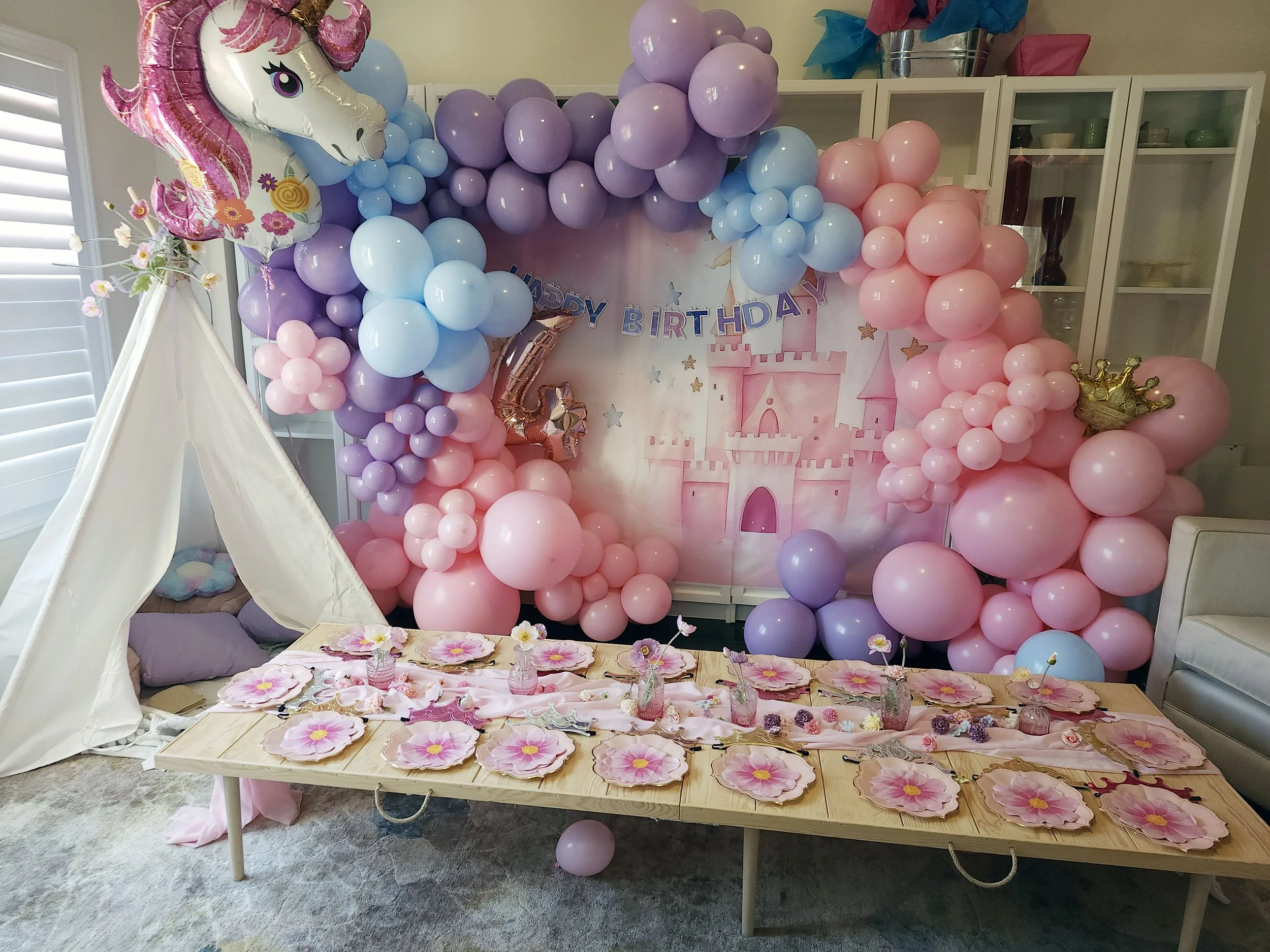 princess party table balloon garland.jpg