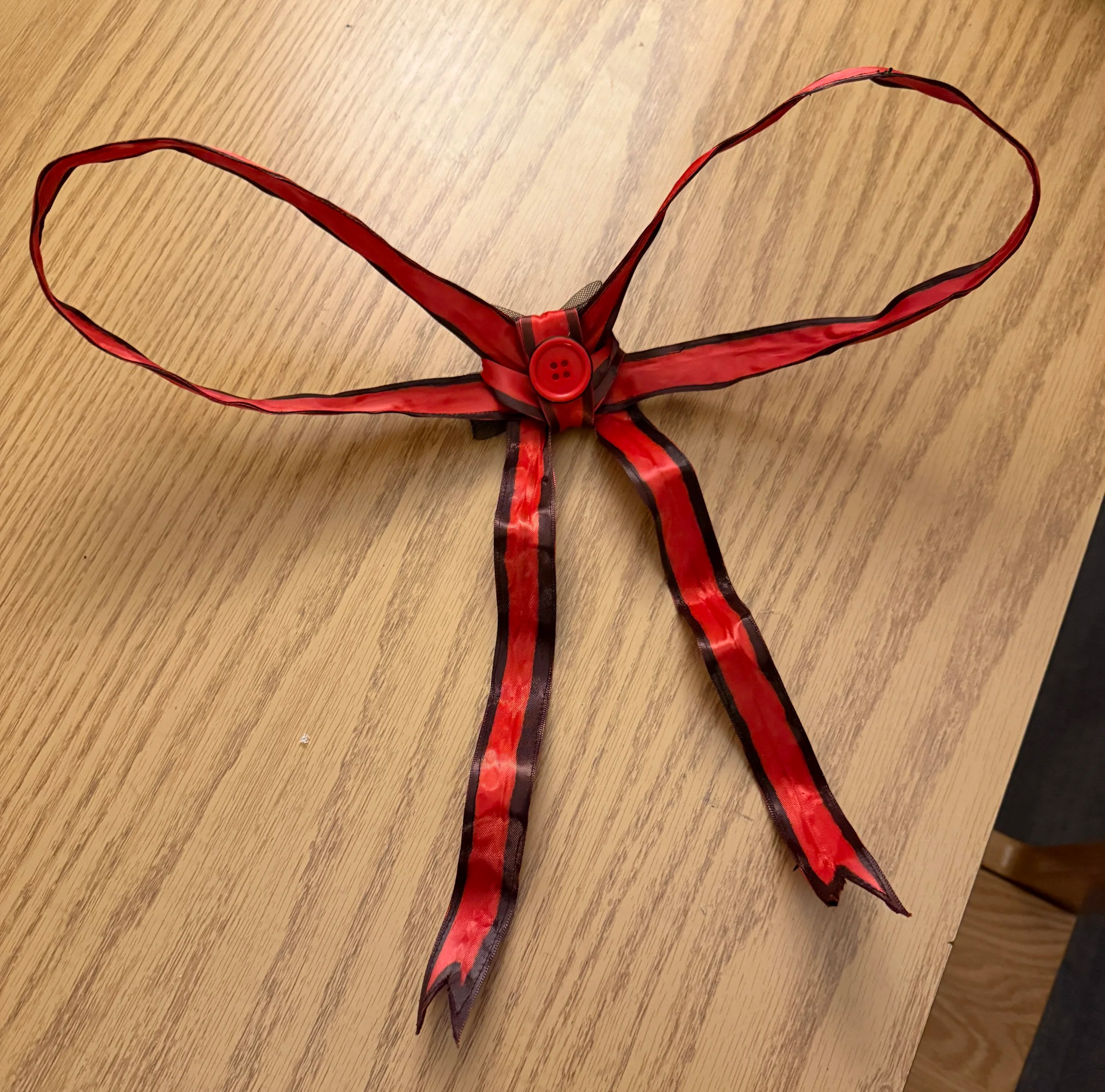 Structured ribbon bow made with internal wiring 