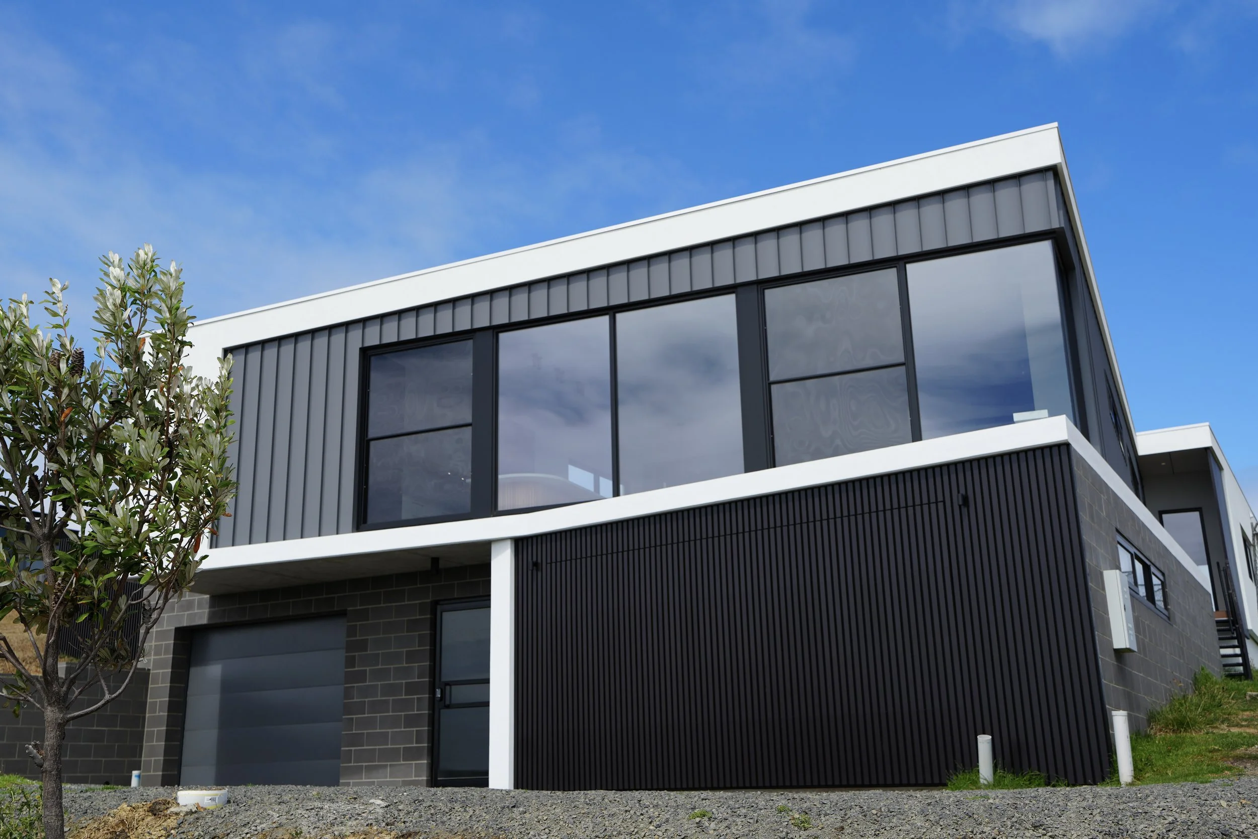 San Remo House: A Bold Concrete Hillside Home