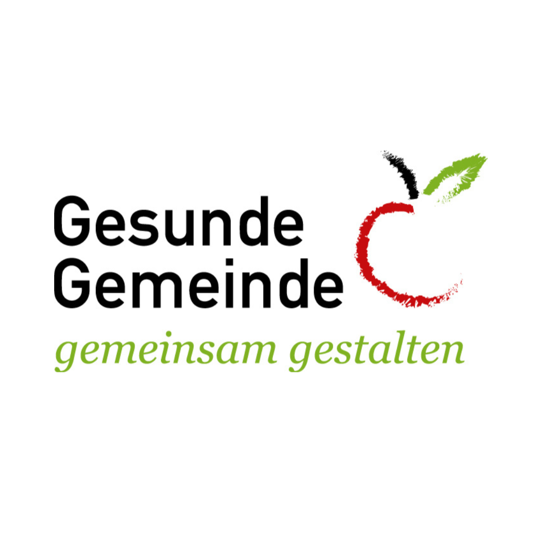 Logo mit einem Apfel, der in den Farben Schwarz, Rot und Grün gestaltet ist, und den Text "Gesunde Gemeinde gemeinsam gestalten"