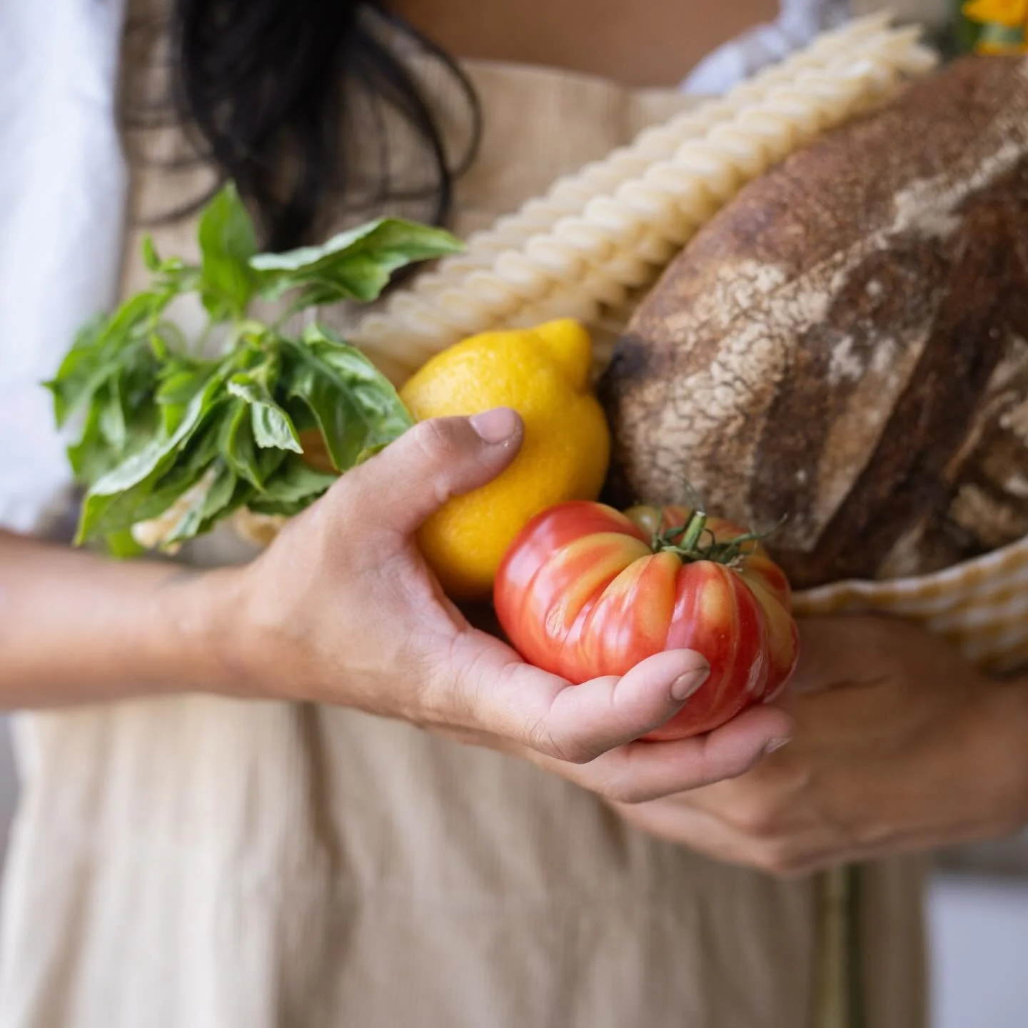 Fresh, beautiful ingredients. Every week.

#localproduce
#seasonaleating
#eatseasonal
#seasonalcooking 
#vancouverfood
#vancouverchef
#yvrchef
#yvrcooks
#localfarmers
#supportlocal
#bcproduce